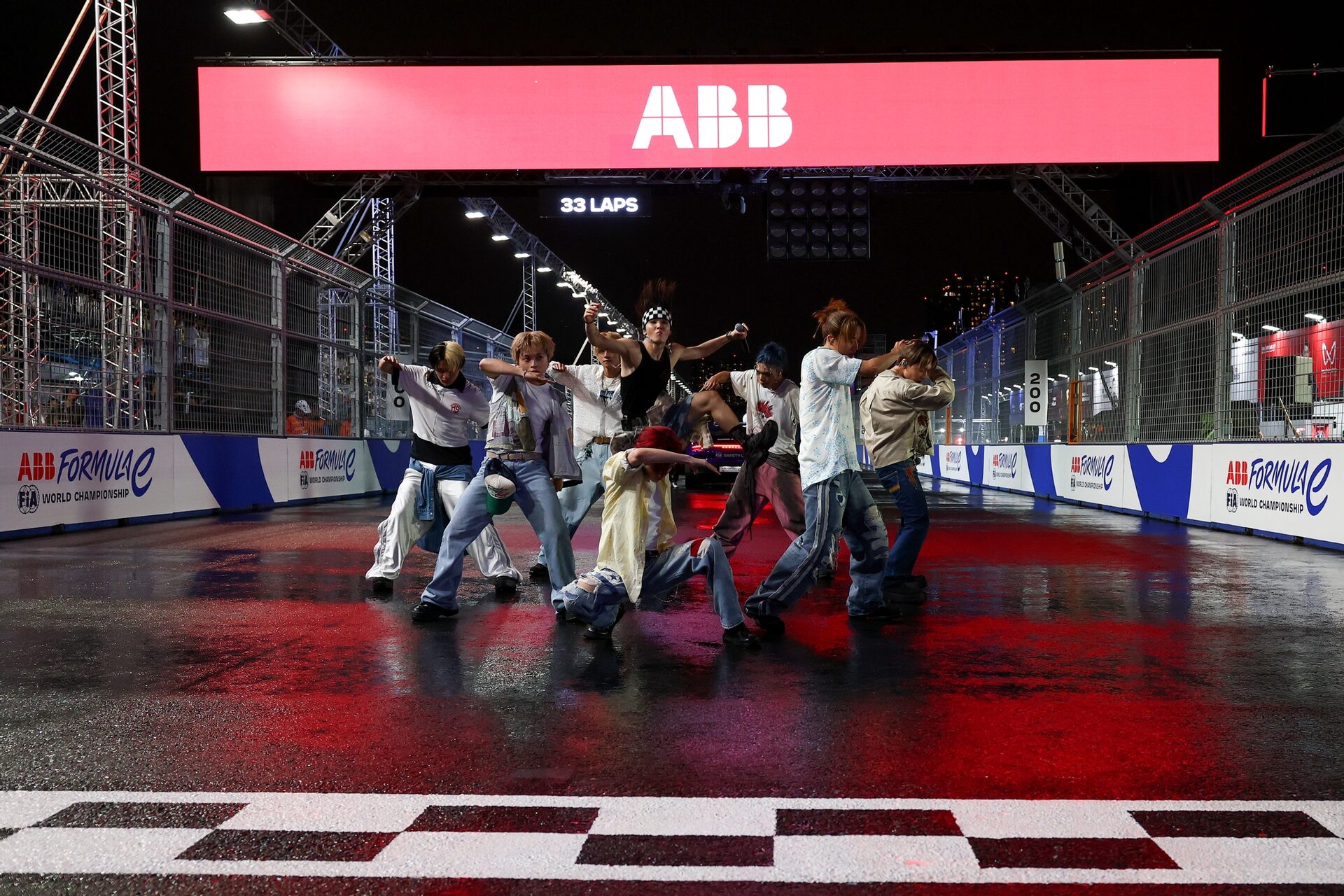 Boy Band, One or Eight perform on the grid previa al Tokio E-Prix, Ronda 15 del Campeonato Mundial d