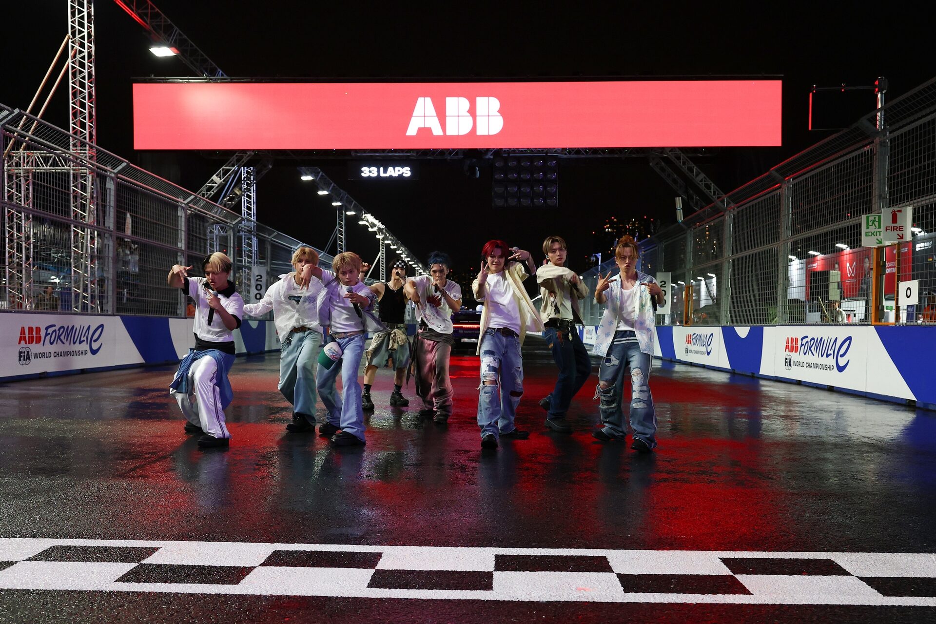 Boy Band, One or Eight perform on the grid previa al Tokio E-Prix, Ronda 15 del Campeonato Mundial d