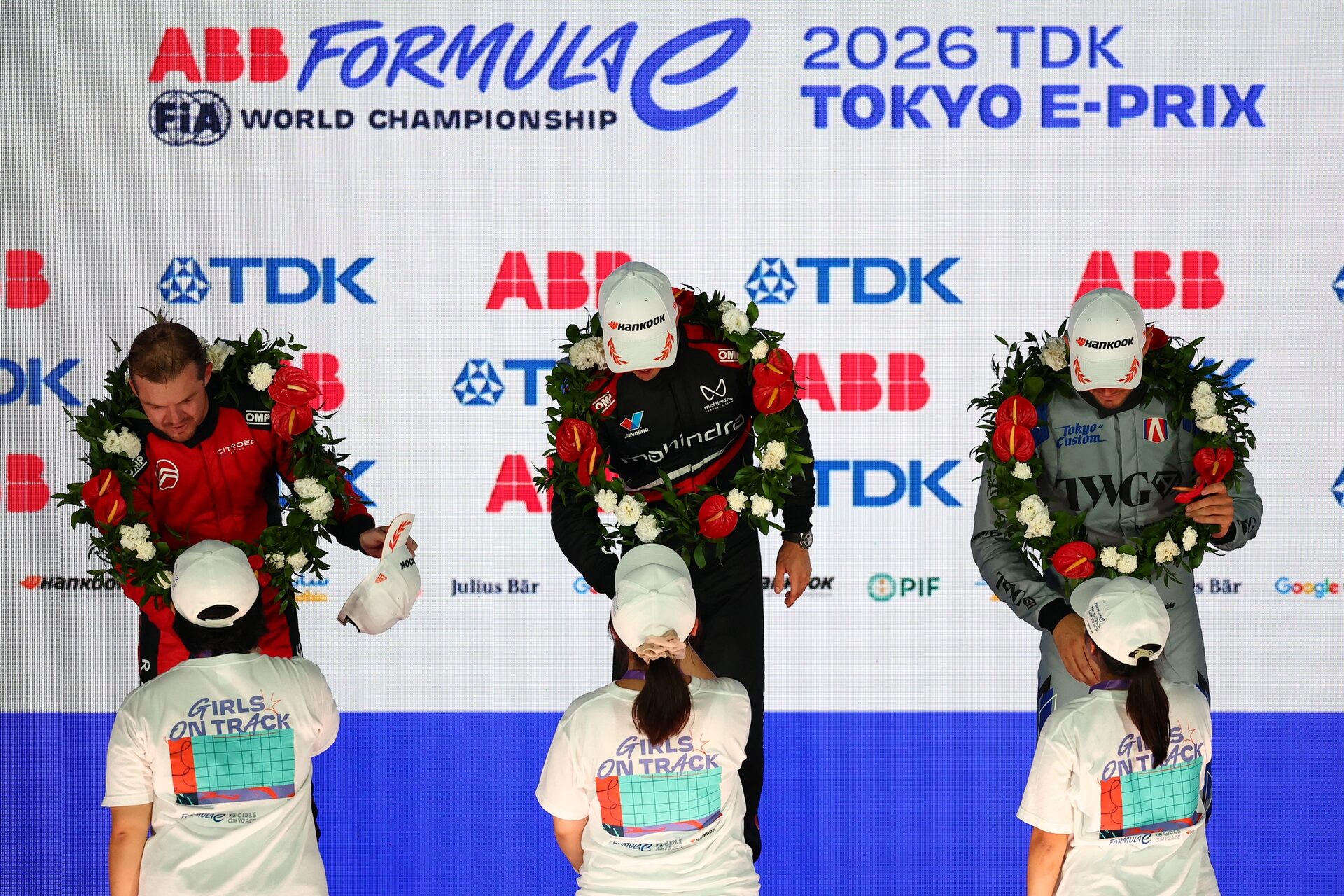 Girls en pista on the podium durante el Tokio E-Prix, Ronda 15 del Campeonato Mundial de Fórmula E A