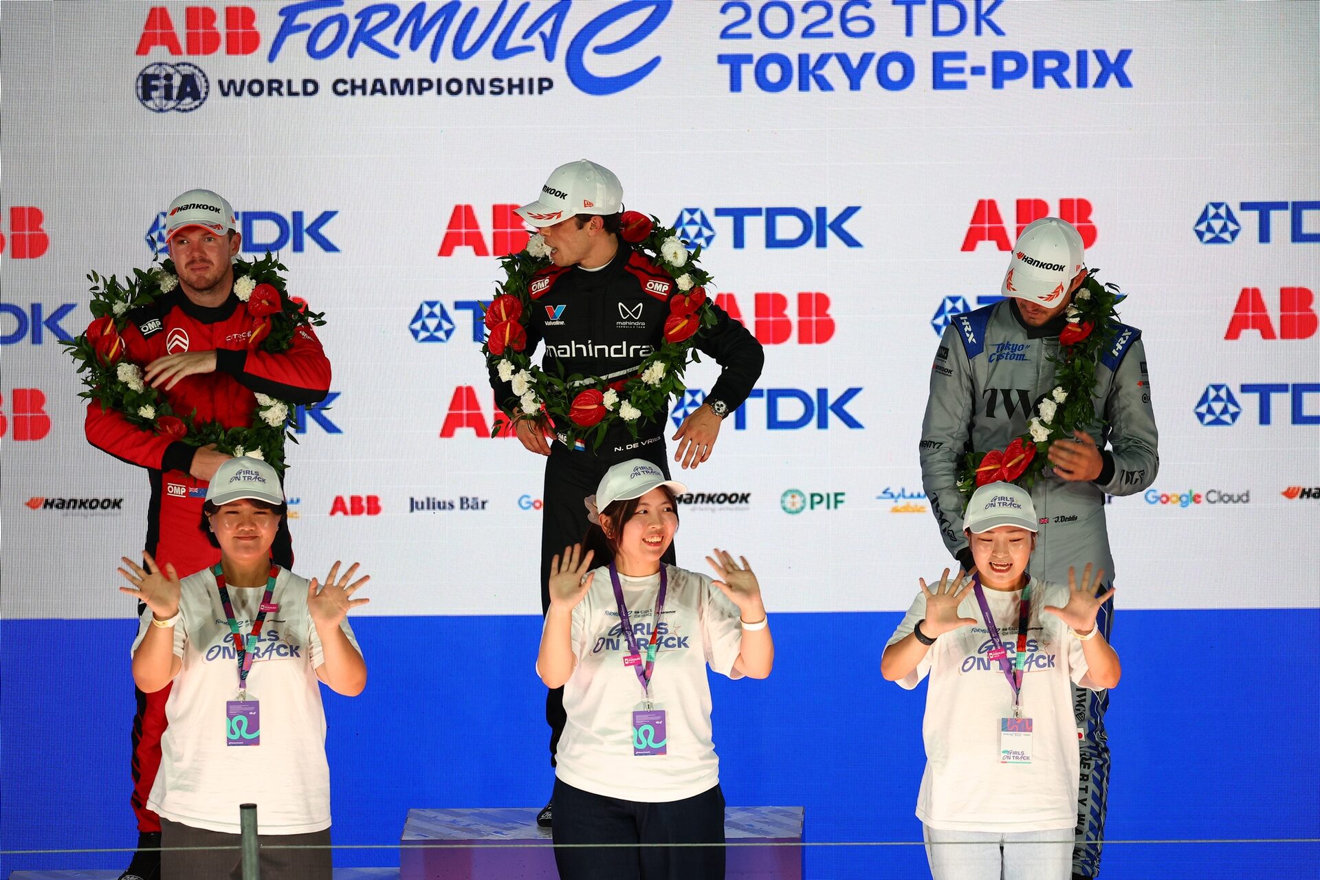 Girls en pista on the podium durante el Tokio E-Prix, Ronda 15 del Campeonato Mundial de Fórmula E A