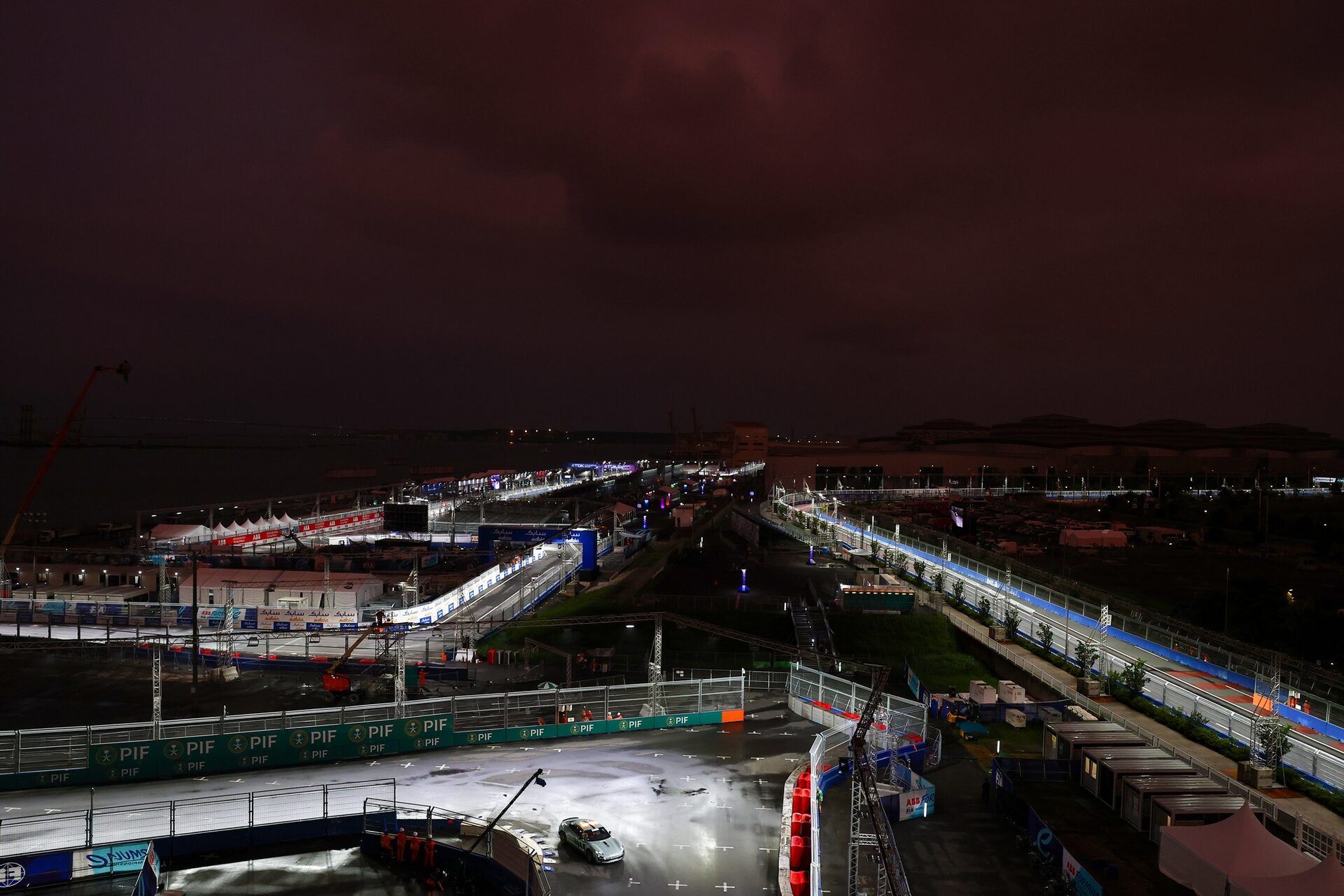 The FIA Safety Car en pista ahead of practice, previa al Tokio E-Prix en el Tokyo Street Circuit el 