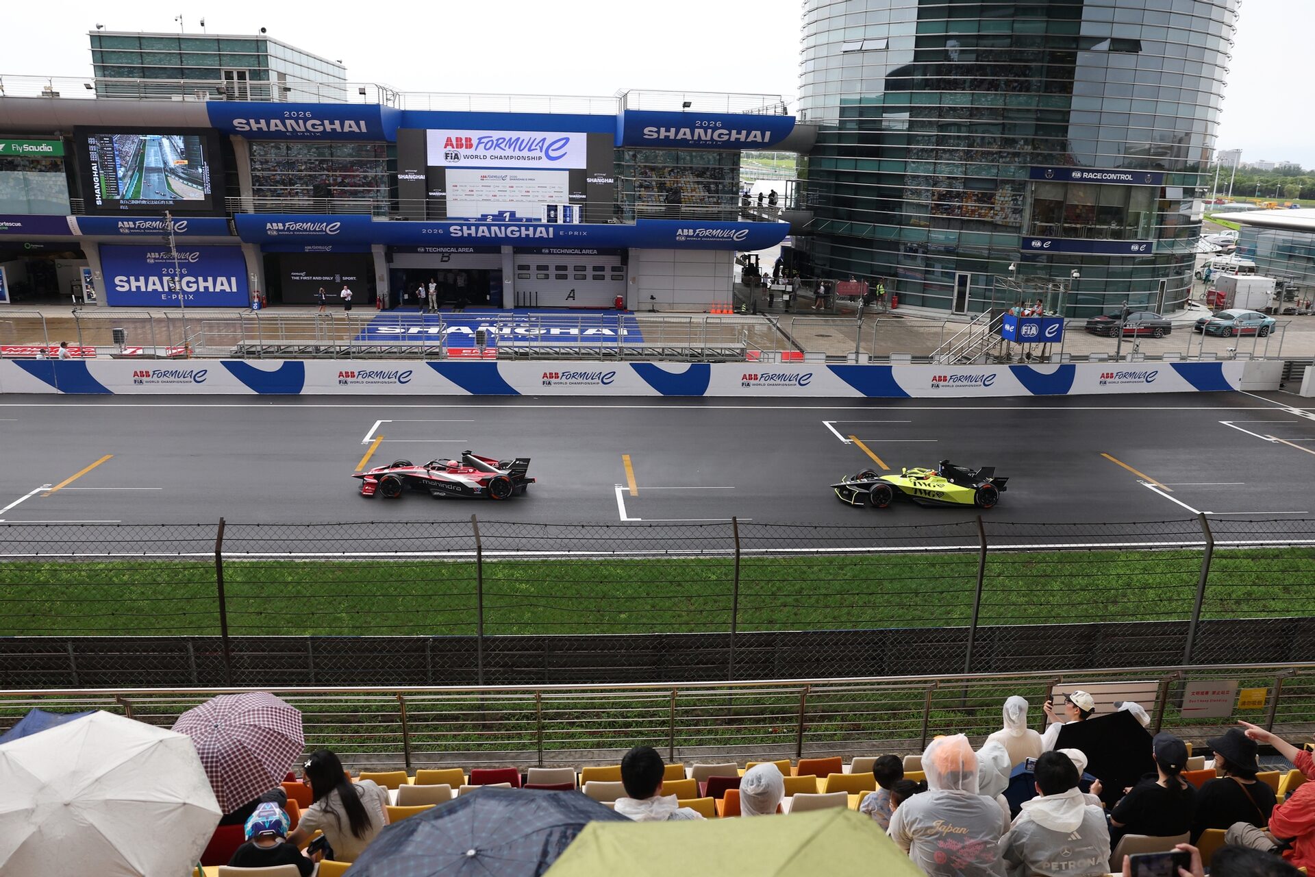 Edoardo Mortara de Suiza pilotando el (48) Mahindra Racing Mahindra M12Electro en pista durante el S