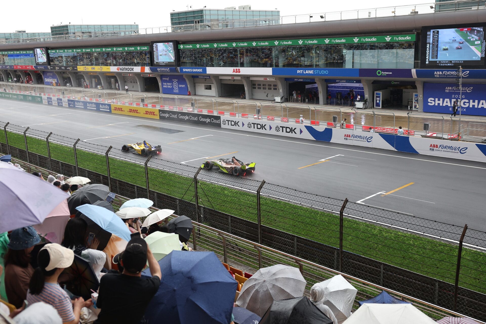 Zane Maloney de Barbados pilotando el (22) Lola Yamaha ABT Formula E Team Lola-Yamaha T001 en pista 