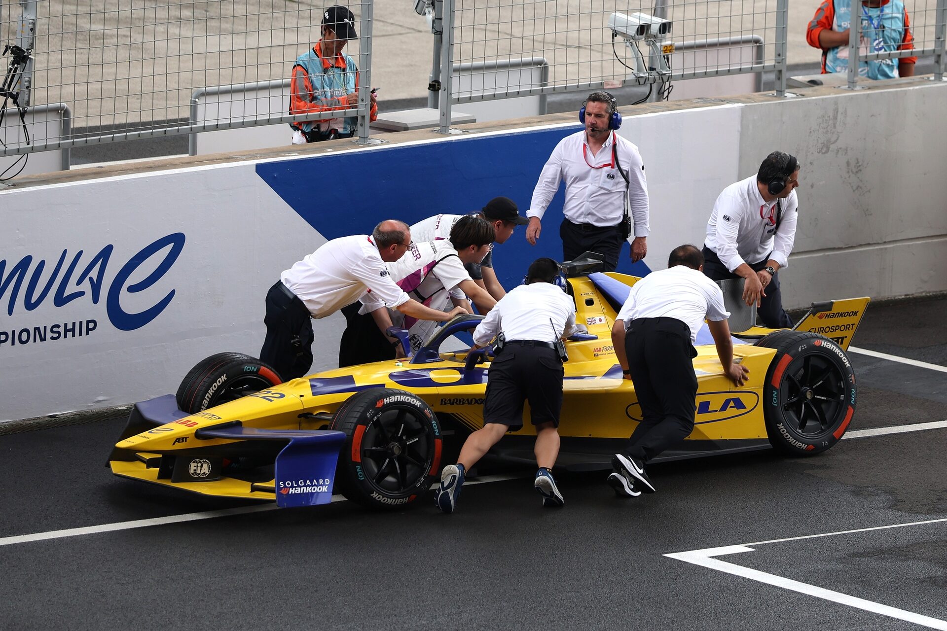 Los comisarios retiran el coche de Zane Maloney de Barbados (22) Lola Yamaha ABT Formula E Team Lola-Yamaha T0
