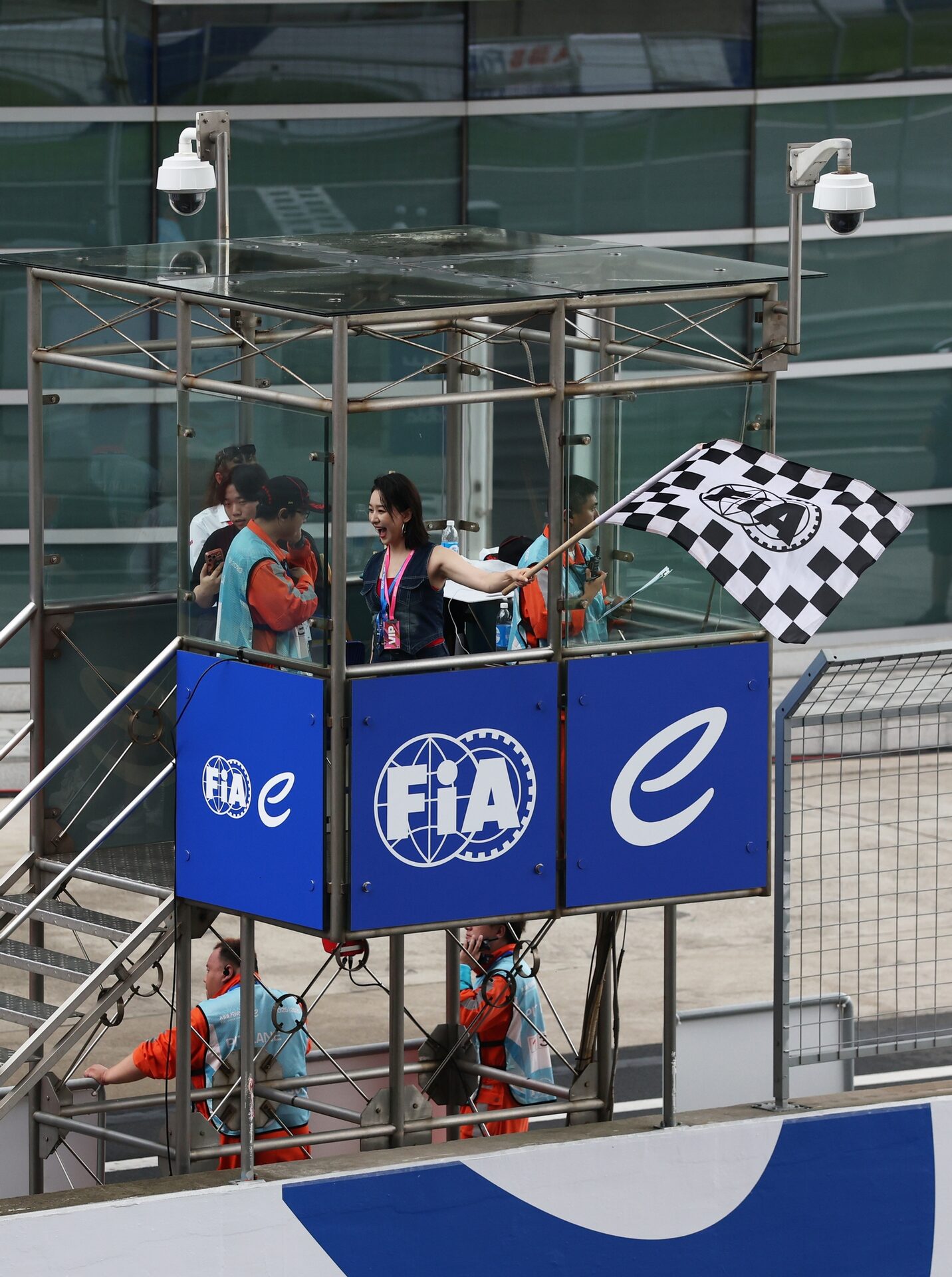 Lily Ji ondea la bandera a cuadros durante el Shanghai E-Prix, Ronda 13 del Campeonato Mundial de Fórm