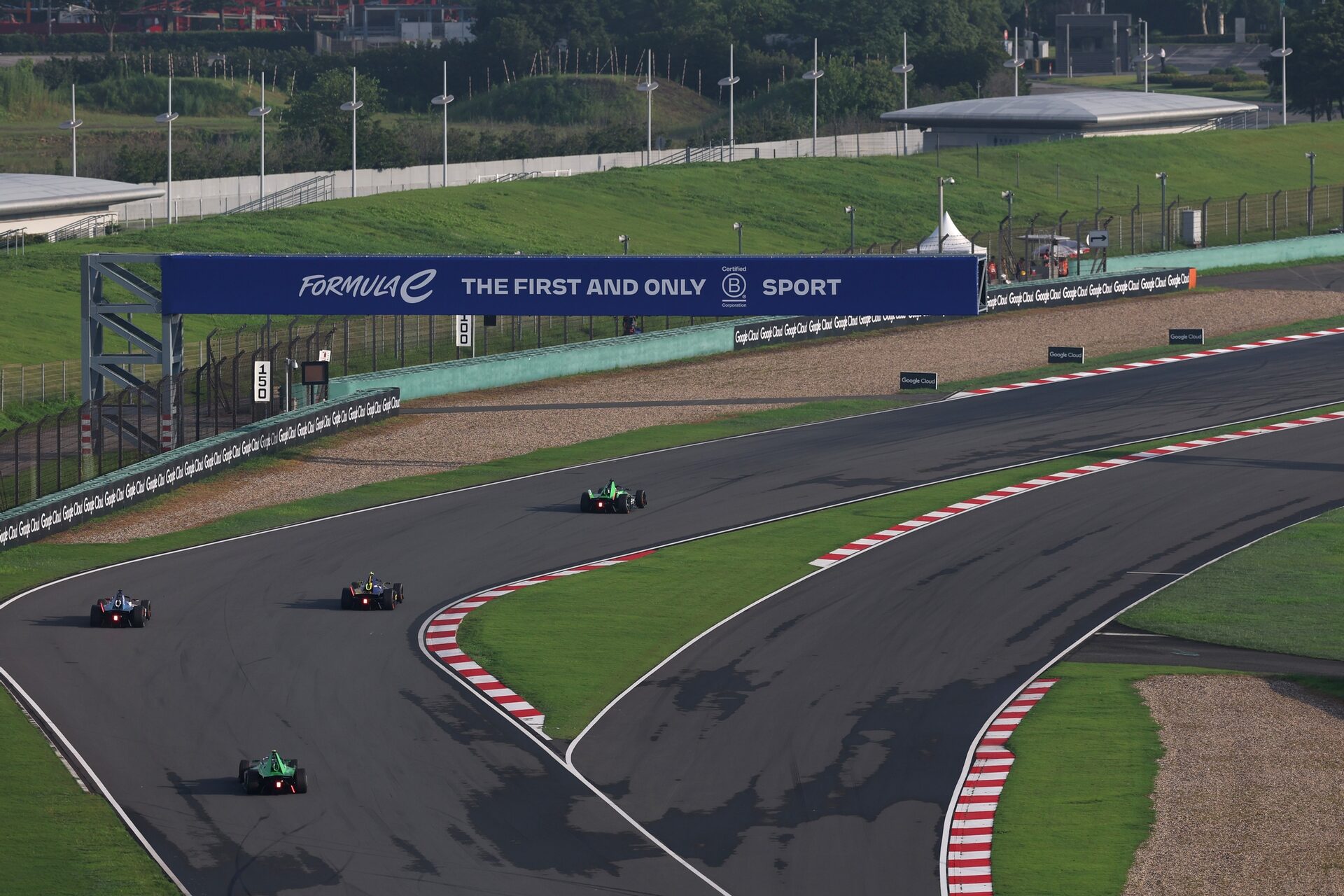 Sebastien Buemi de Suiza pilotando el (16) Envision Racing Jaguar I-TYPE 7 en pista durante la sesió