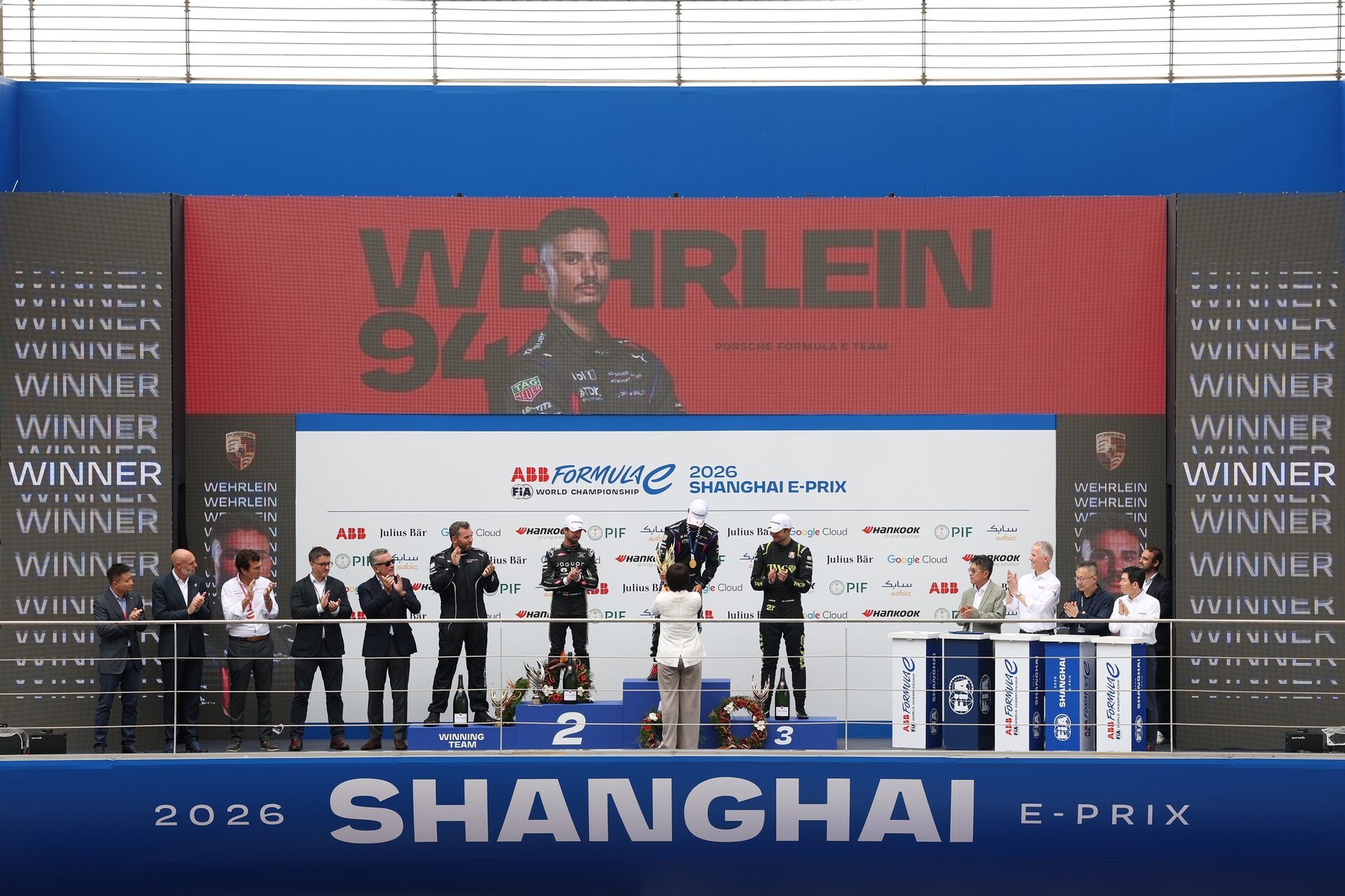 El ganador de la carrera Pascal Wehrlein de Alemania y el Porsche Formula E Team is handed his trophy on the podiu