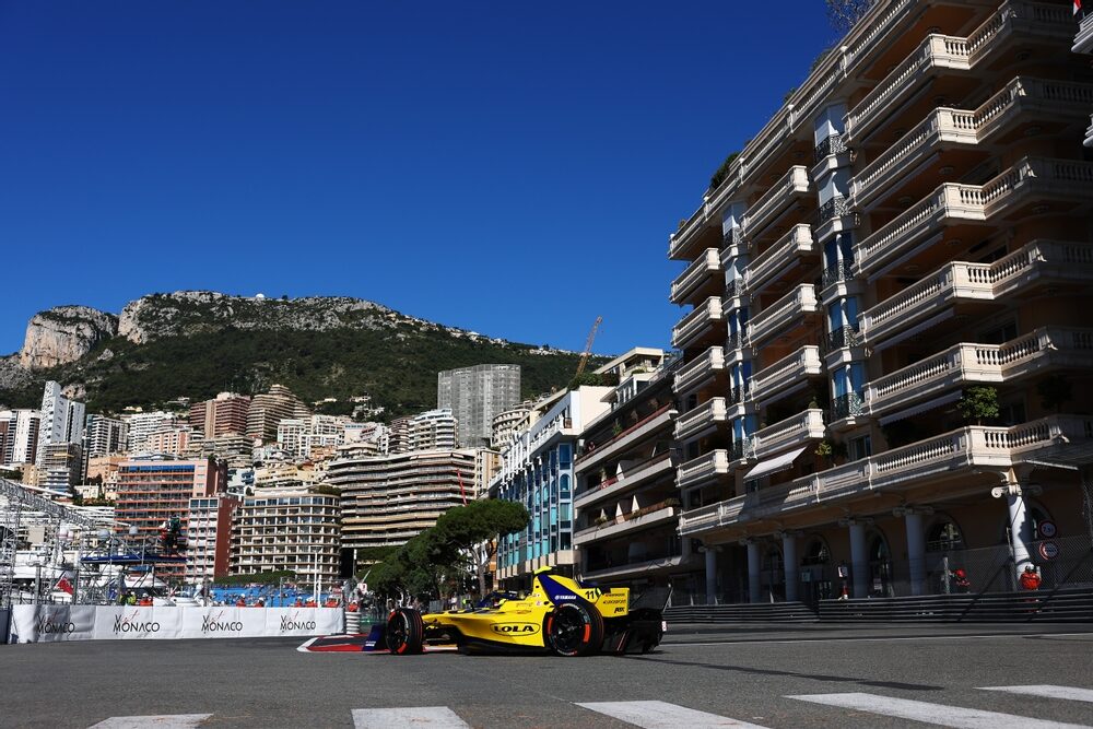 El brasileño Lucas di Grassi al volante del (11) Lola-Yamaha T001 del Lola Yamaha ABT Formula E Team