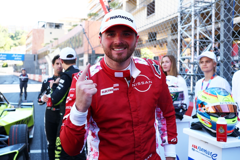 El ganador de la carrera, Oliver Rowland, celebra en el parque cerrado junto al equipo Nissan Formula E durante el Monaco E-Prix, décima ronda del Campeonato Mundial de la Fórmula E 2026 en el Circuito de Mónaco. (Foto: Simon Galloway / LAT Images)