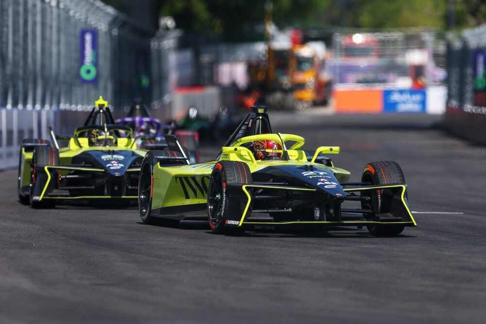 Jake Dennis de Gran Bretaña pilotando el (27) Andretti Formula E Porsche 99X Electric lidera a Felip