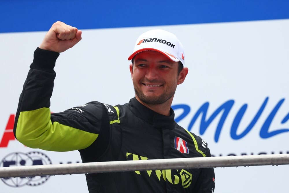 Tercer clasificado Jake Dennis de Gran Bretaña and Andretti Formula E celebrates on the podium durin