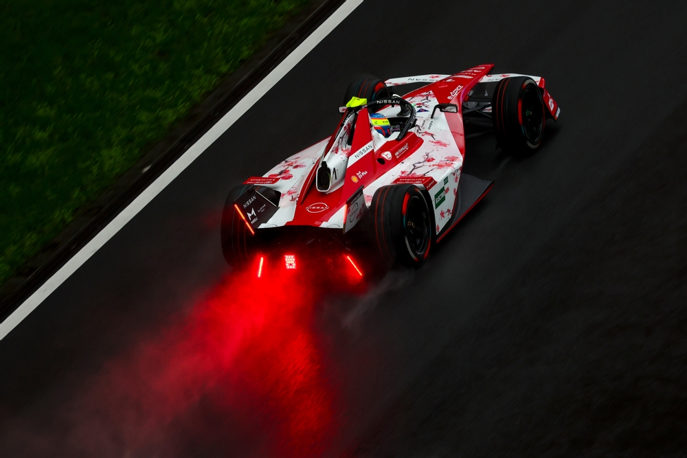 Oliver Rowland al volante del Nissan e-4ORCE 05 en pista durante las prácticas del Shanghai E-Prix, decimotercera ronda del Campeonato Mundial de la Fórmula E 2026 en el Circuito Internacional de Shanghái. (Foto: Joe Portlock / LAT Images)