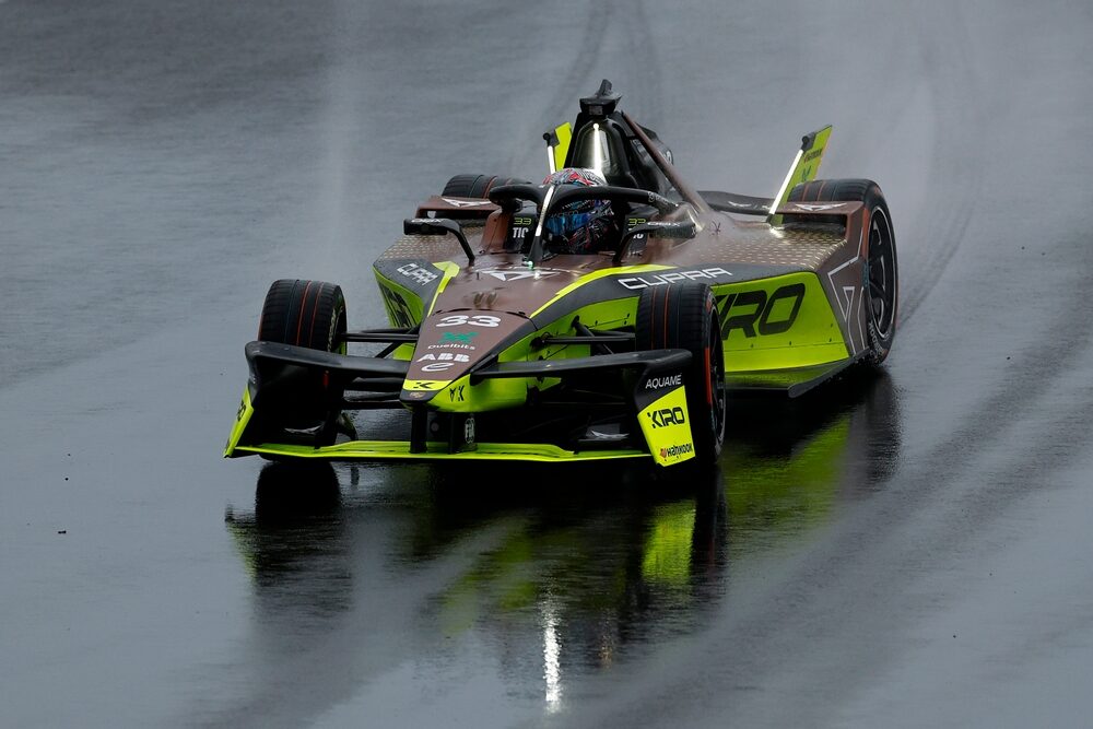 Dan Ticktum de Gran Bretaña al volante del (33) CUPRA KIRO Porsche 99X Electric WCG3 en pista durant
