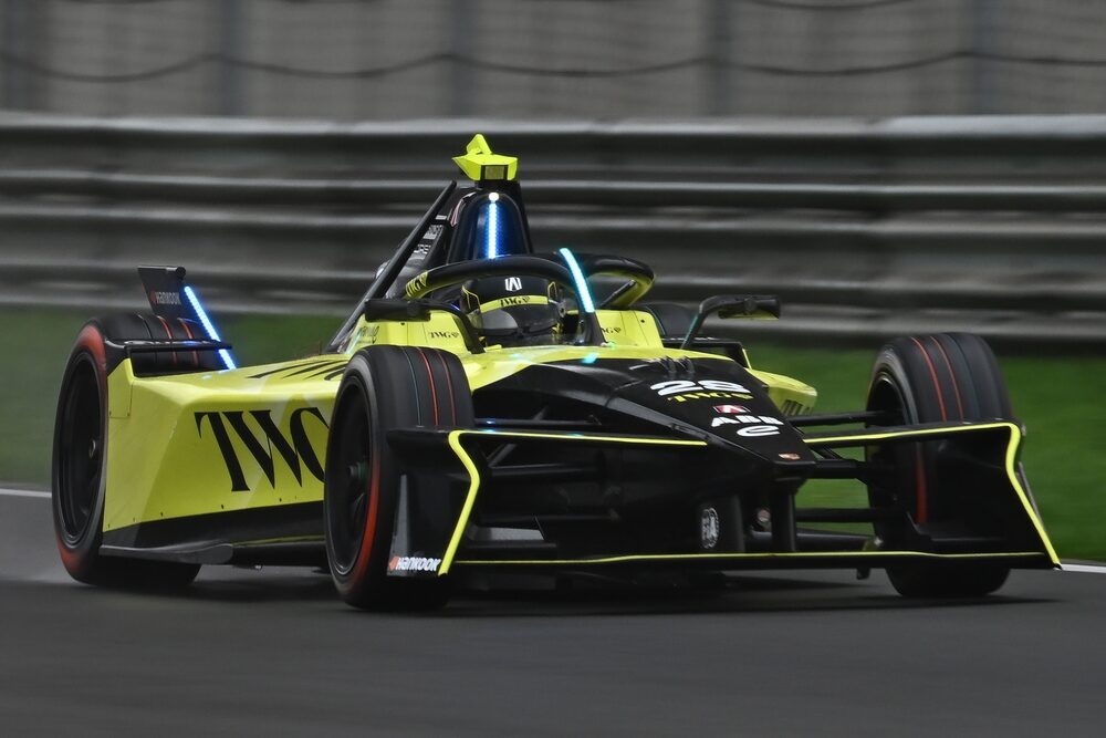 Felipe Drugovich de Brasil al volante del (28) Andretti Formula E Porsche 99X Electric en pista dura