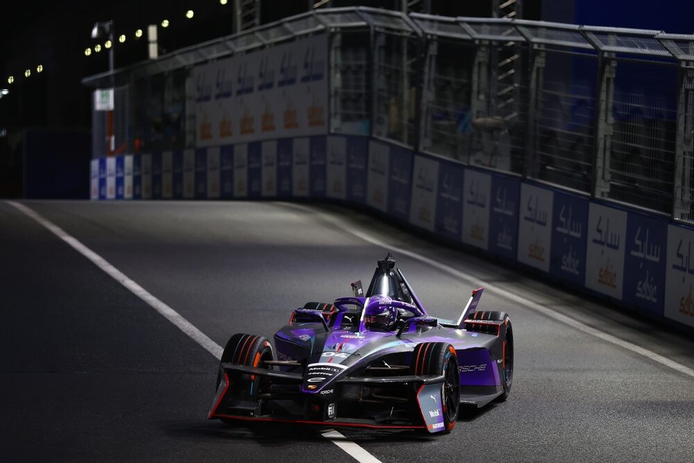 Pascal Wehrlein de Alemania al volante del (94) Porsche Formula E Team Porsche 99X Electric en pista