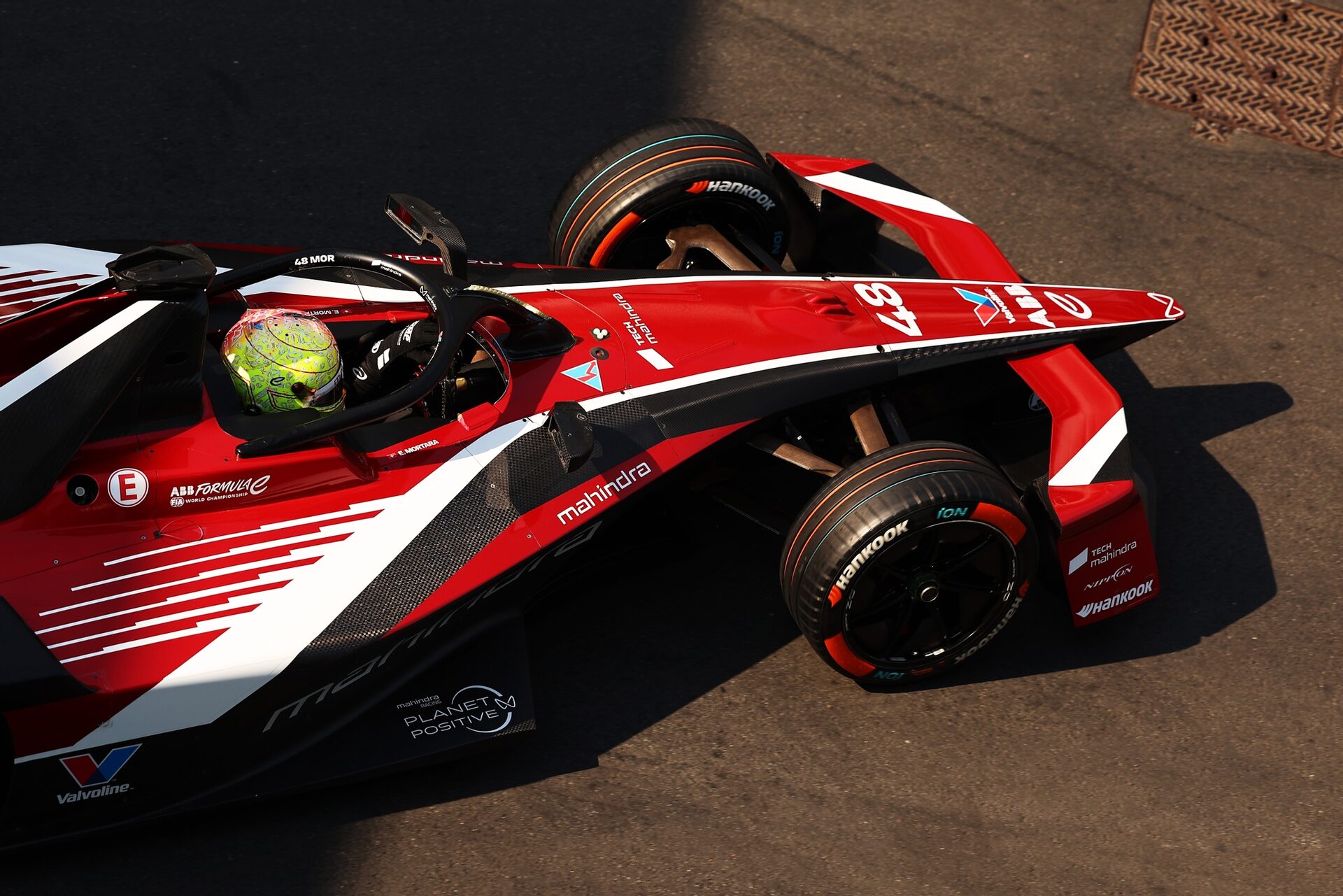 Edoardo Mortara de Suiza pilotando el (48) Mahindra Racing Mahindra M12Electro en pista durante la s