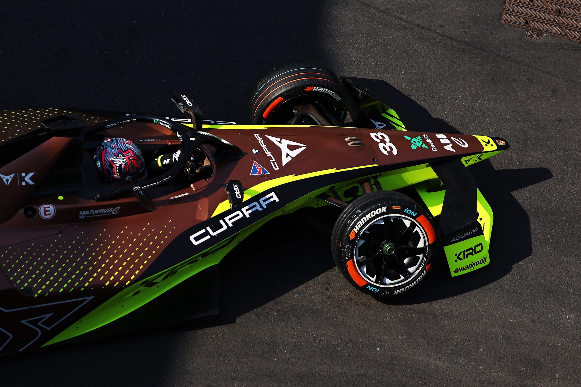 Dan Ticktum de Gran Bretaña pilotando el (33) CUPRA KIRO Porsche 99X Electric WCG3 en pista durante 