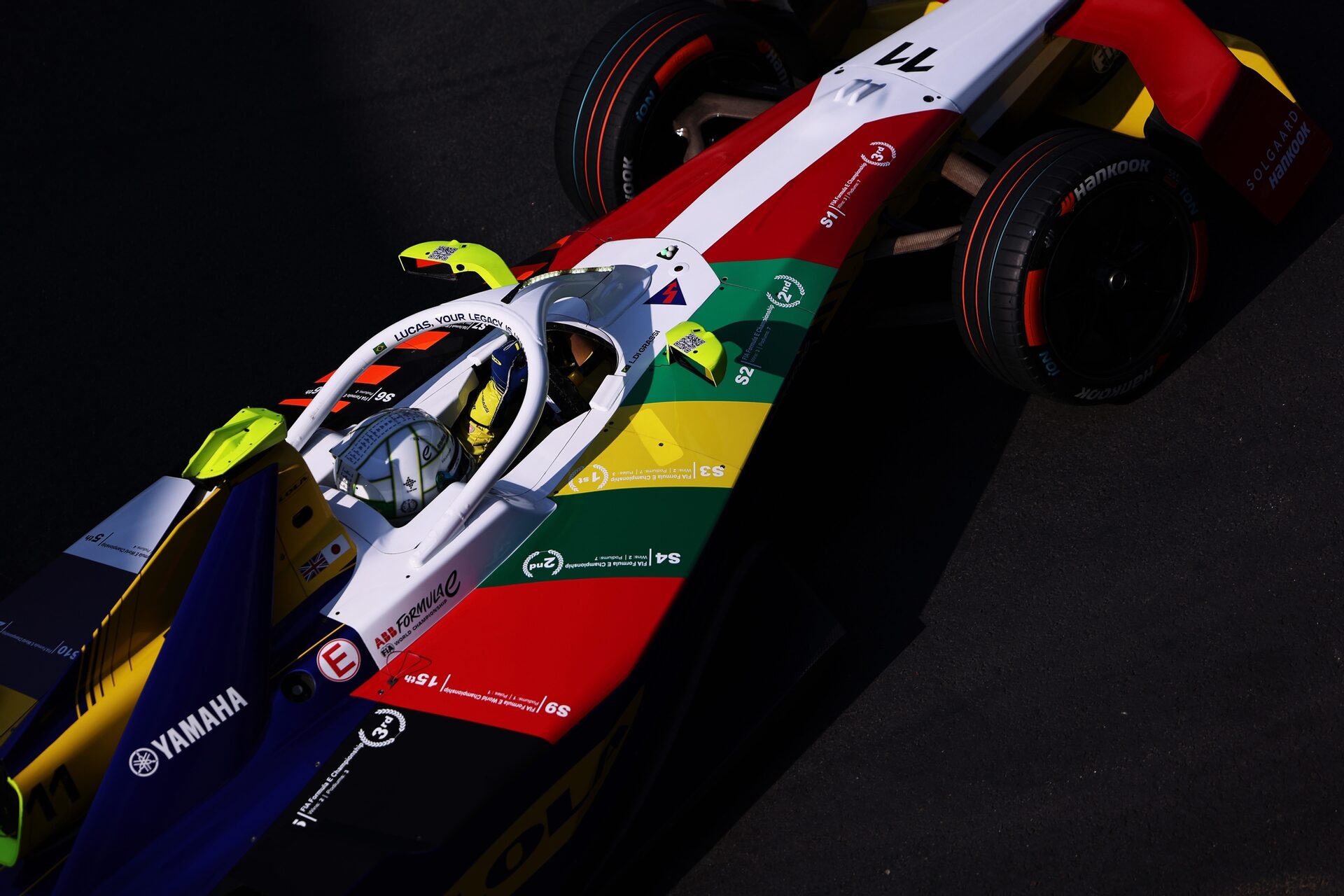 Lucas di Grassi de Brasil pilotando el (11) Lola Yamaha ABT Formula E Team Lola-Yamaha T001 en pista