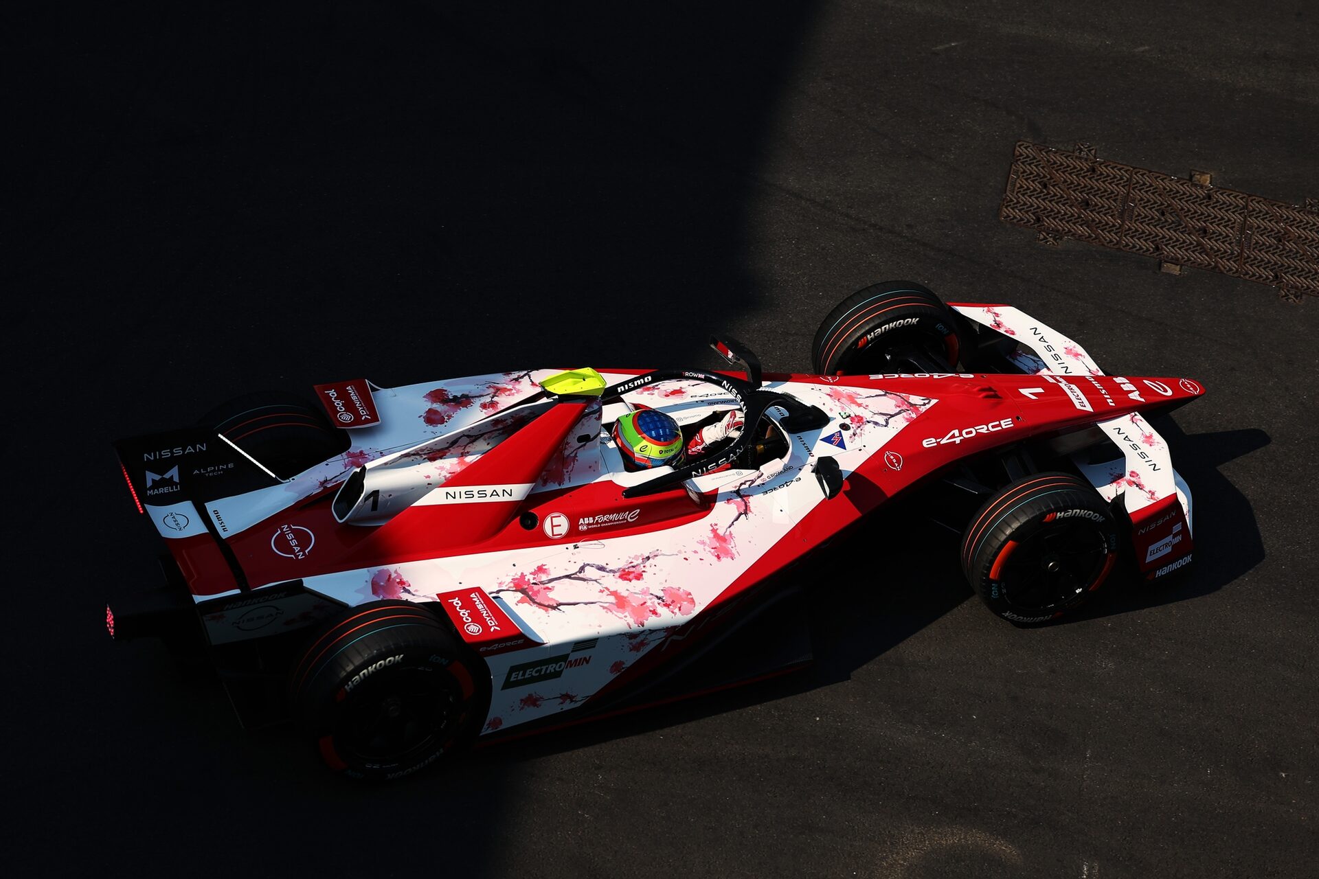 Oliver Rowland de Gran Bretaña pilotando el (1) Nissan Formula E Team Nissan e-4ORCE 05 en pista dur