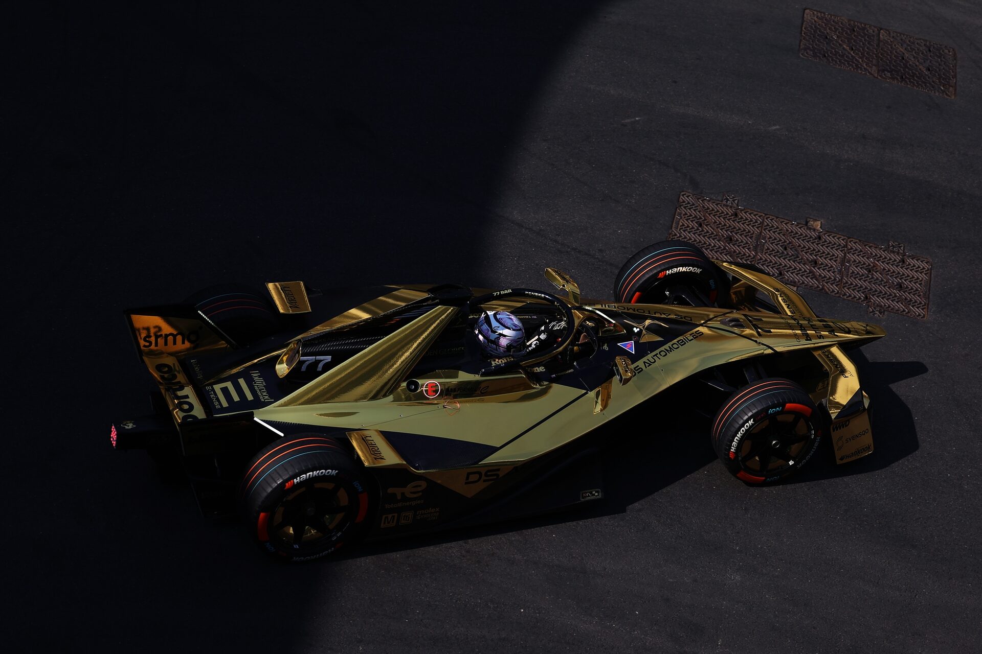 Taylor Barnard de Gran Bretaña pilotando el (77) DS Penske DS E-Tense FE25 en pista durante la sesió