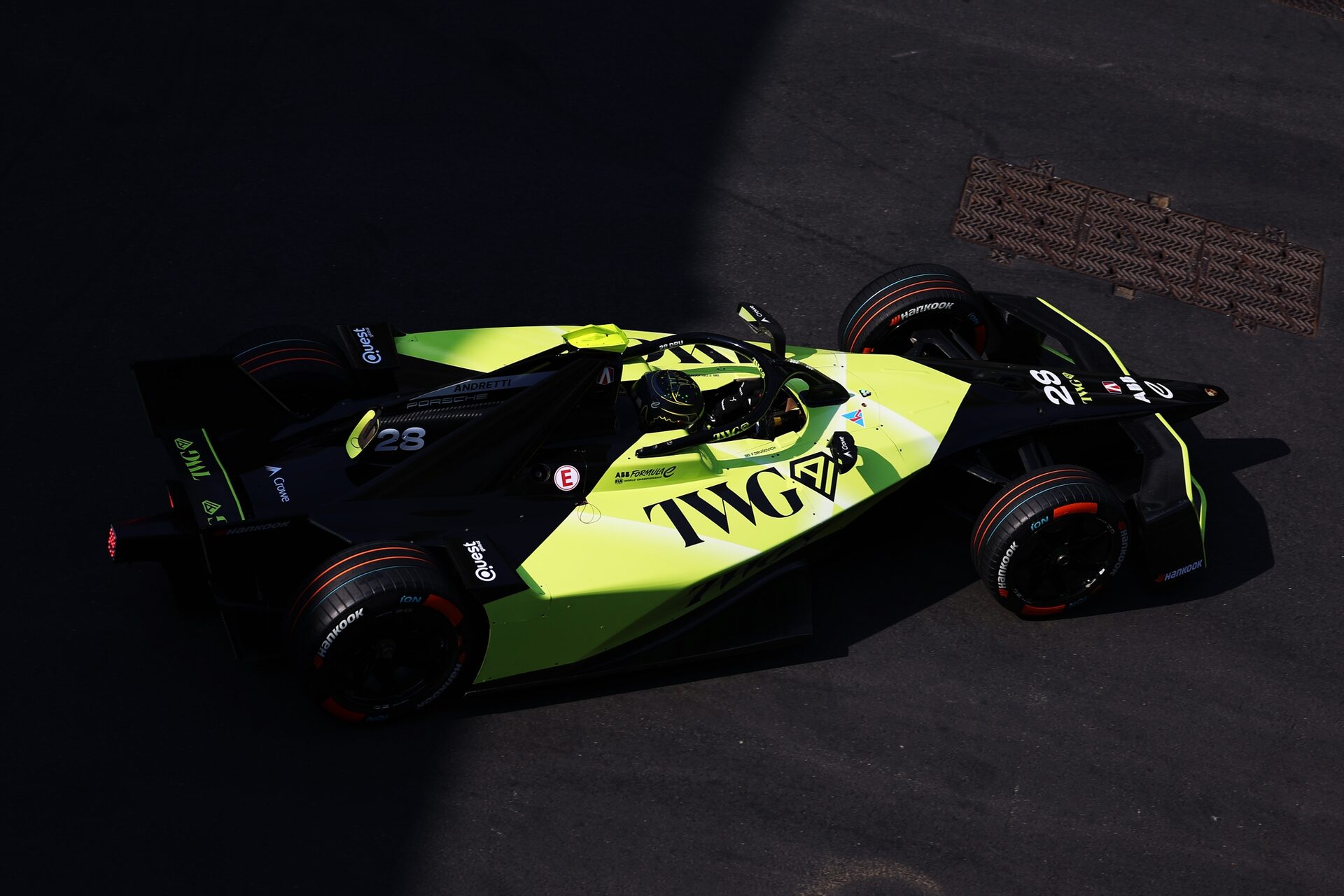 Felipe Drugovich de Brasil pilotando el (28) Andretti Formula E Porsche 99X Electric en pista durant