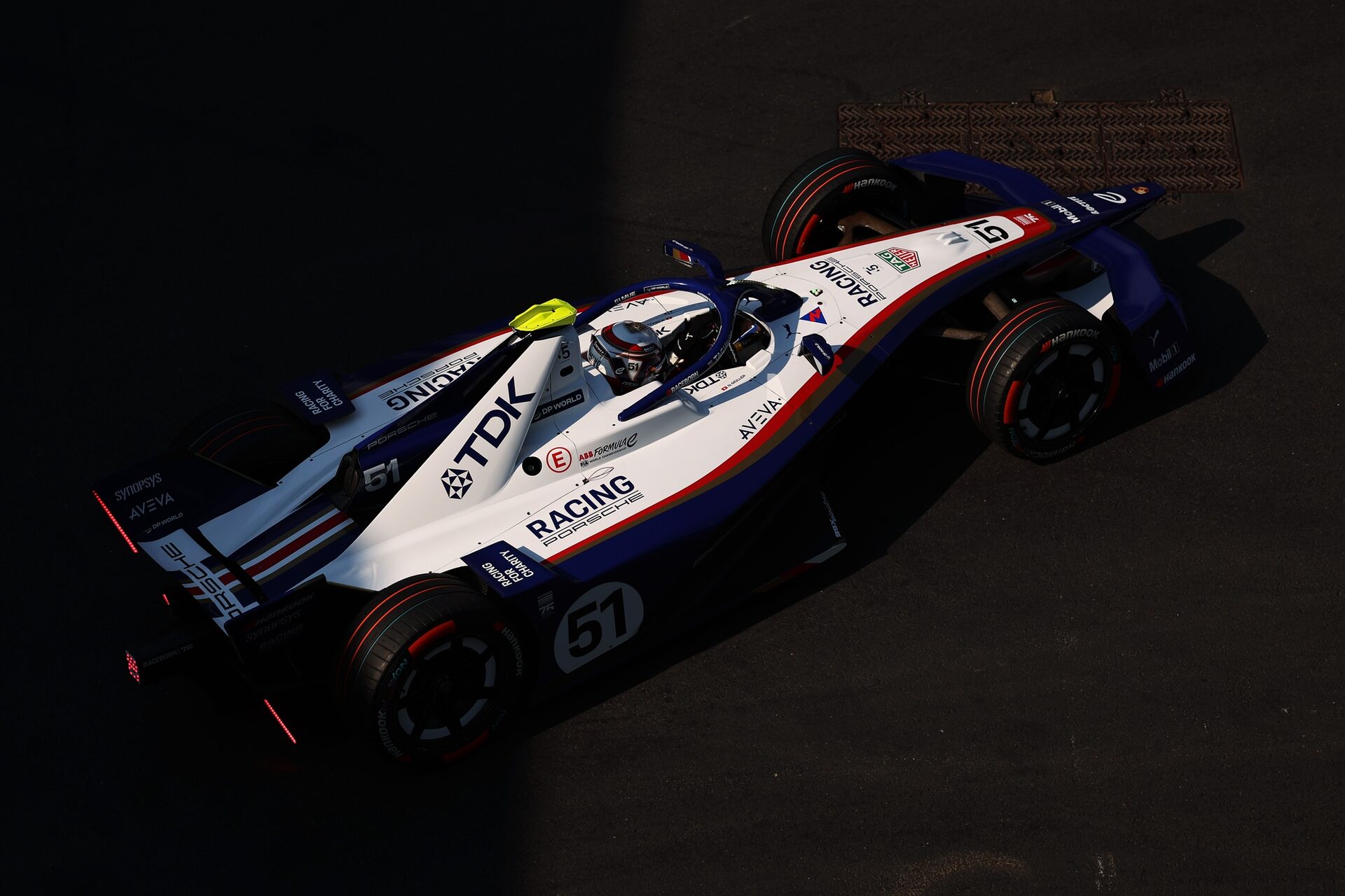 Nico Muller de Suiza pilotando el (51) Porsche Formula E Team Porsche 99X Electric en pista durante 