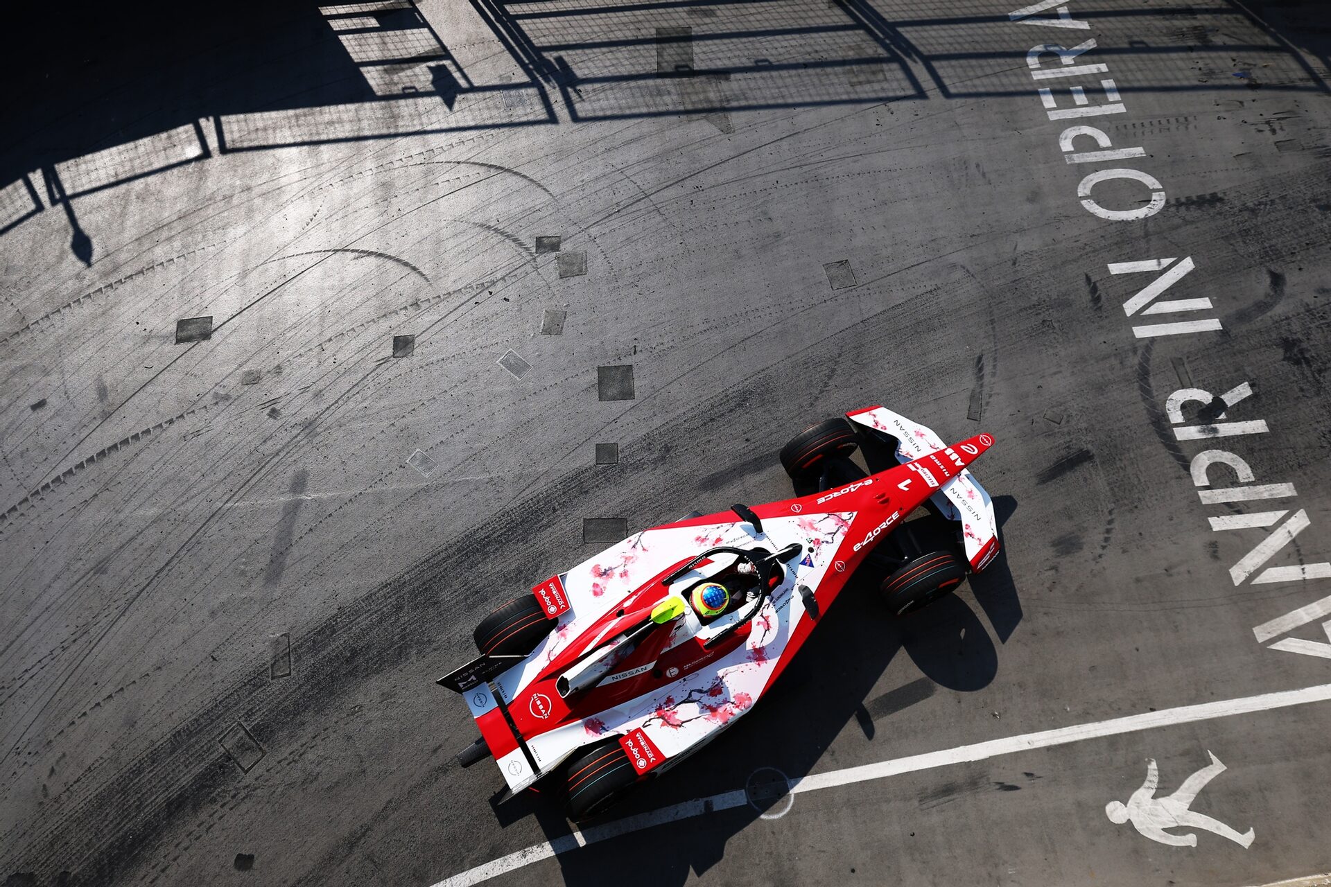 Oliver Rowland de Gran Bretaña pilotando el (1) Nissan Formula E Team Nissan e-4ORCE 05 en pista dur