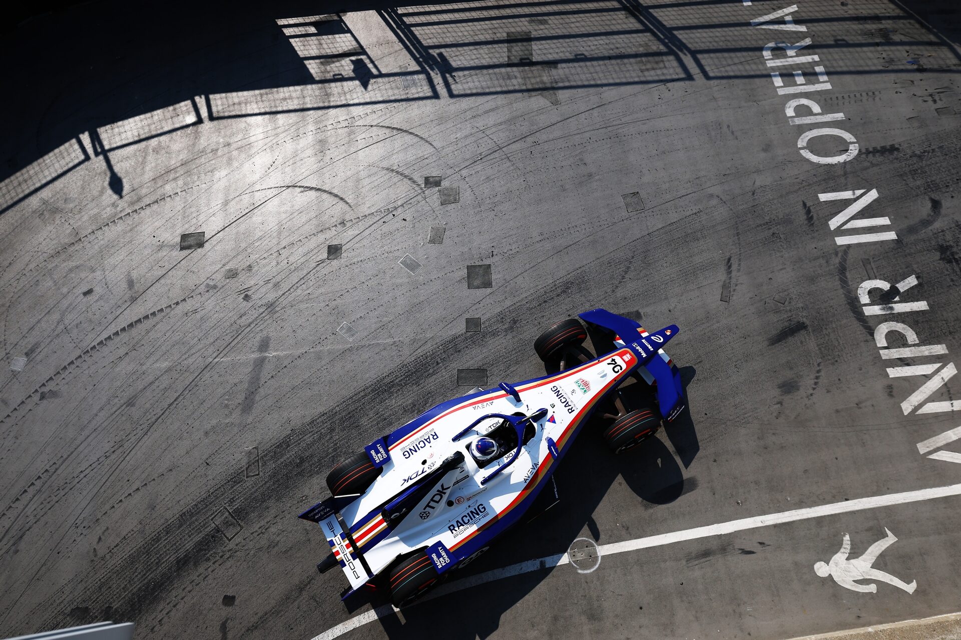 Pascal Wehrlein de Alemania pilotando el (94) Porsche Formula E Team Porsche 99X Electric en pista d