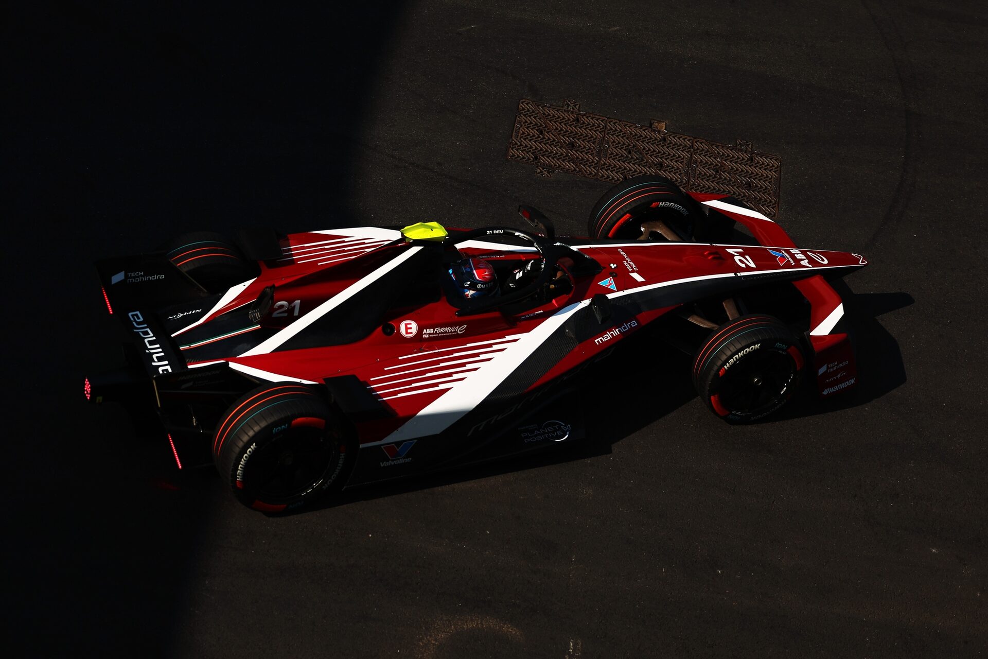 Nyck de Vries de los Países Bajos pilotando el (21) Mahindra Racing Mahindra M12Electro en pista dur