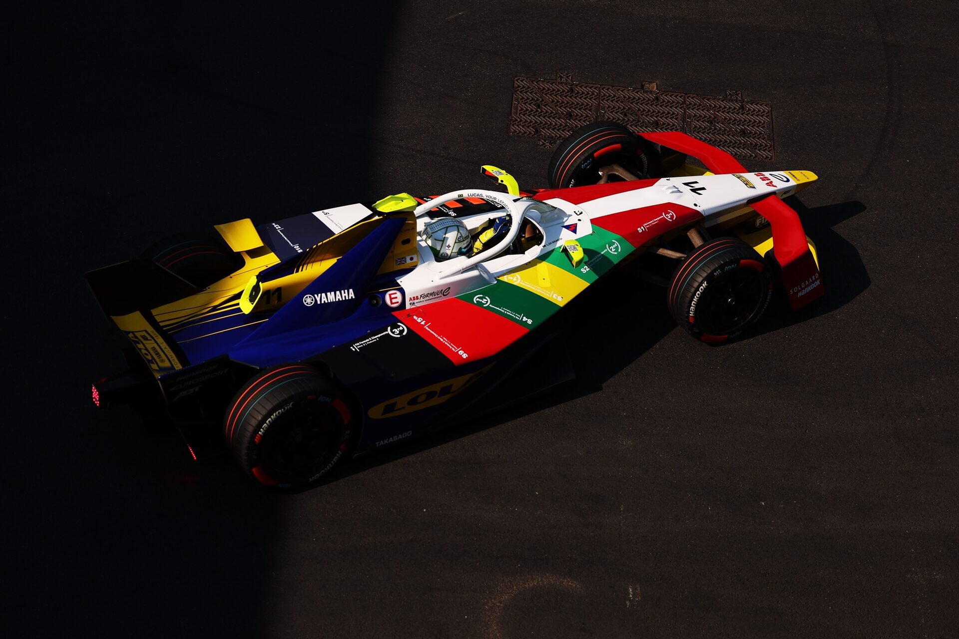 Lucas di Grassi de Brasil pilotando el (11) Lola Yamaha ABT Formula E Team Lola-Yamaha T001 en pista