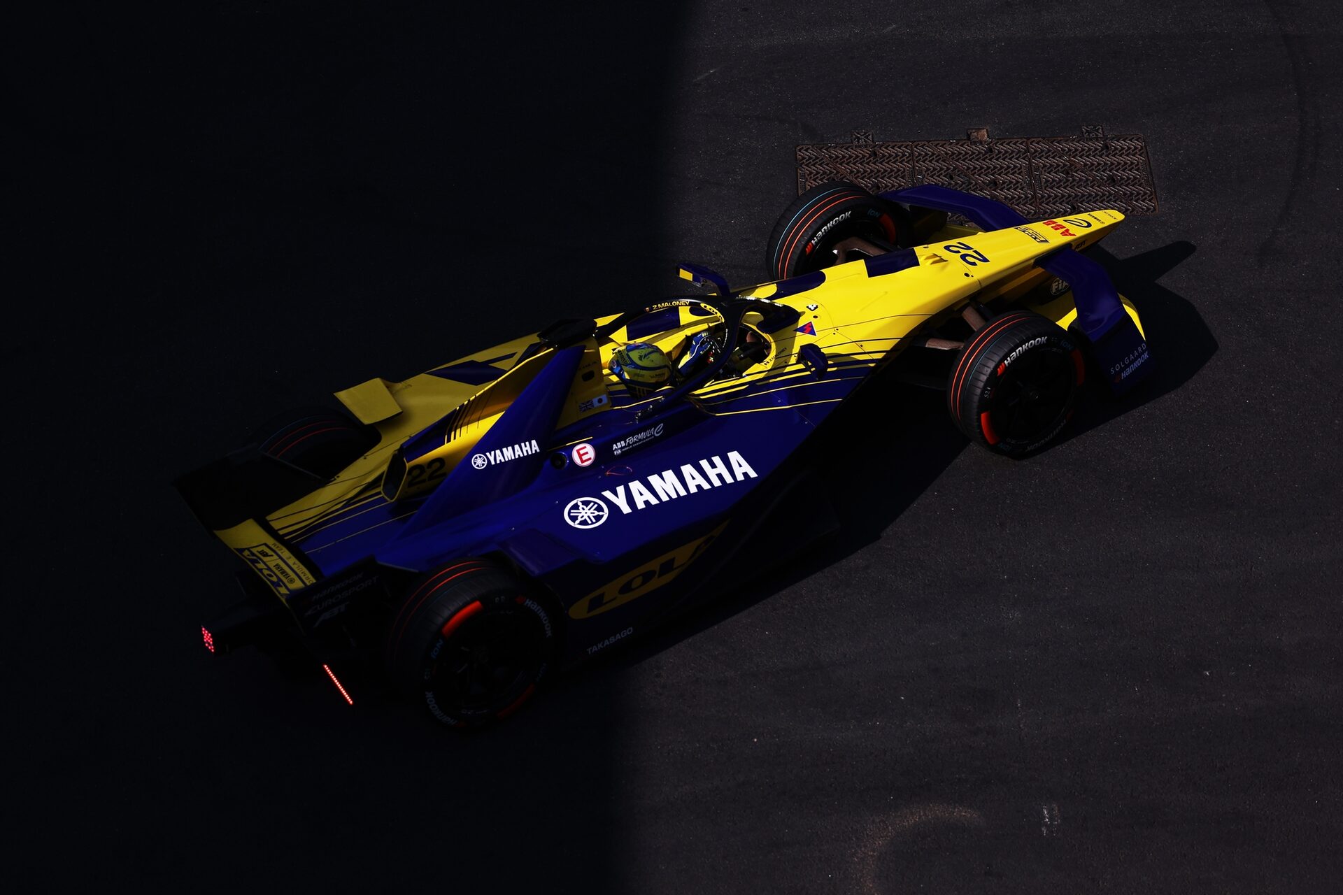 Zane Maloney de Barbados pilotando el (22) Lola Yamaha ABT Formula E Team Lola-Yamaha T001 en pista 