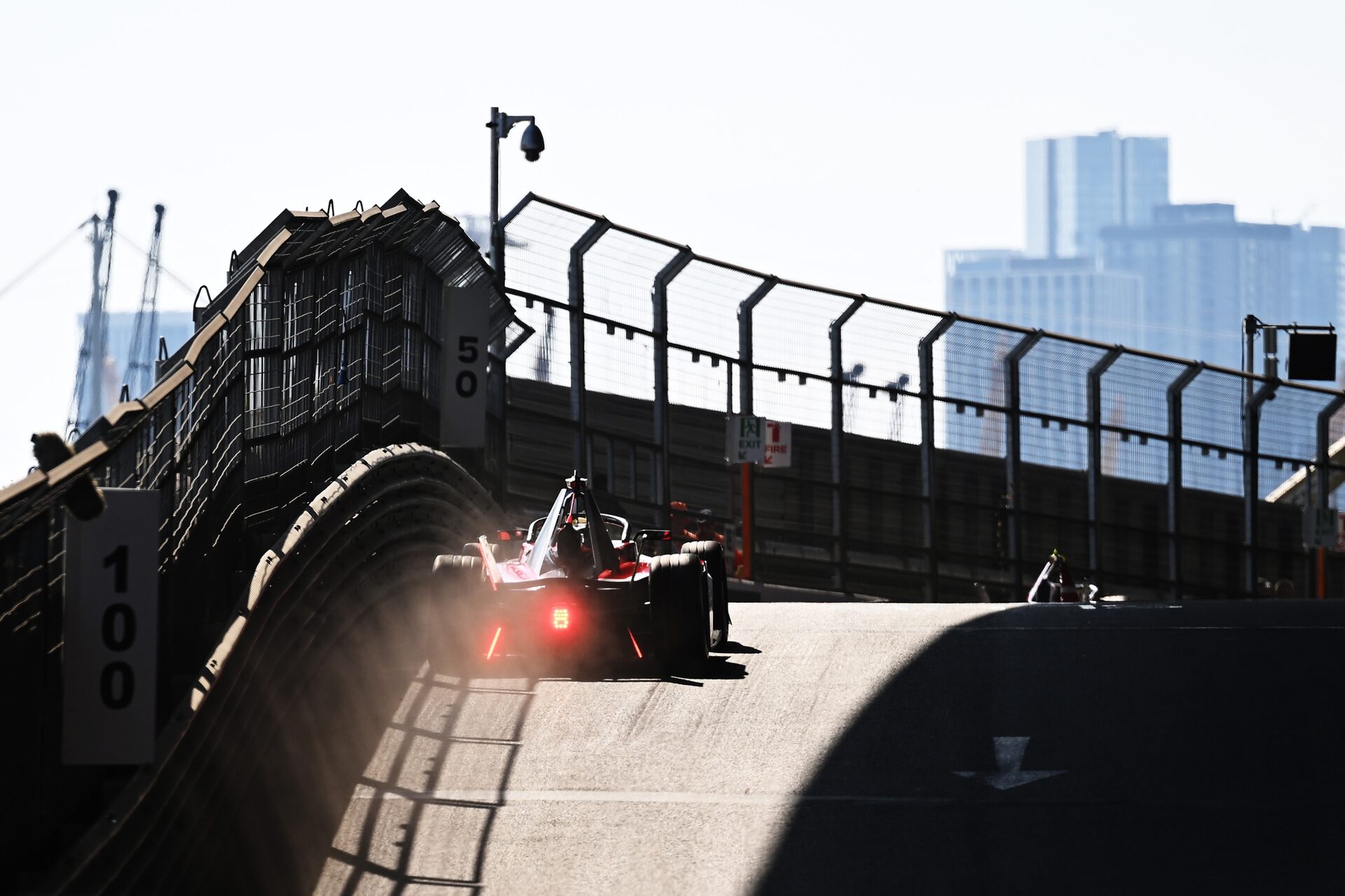 Edoardo Mortara de Suiza pilotando el (48) Mahindra Racing Mahindra M12Electro en pista durante la s