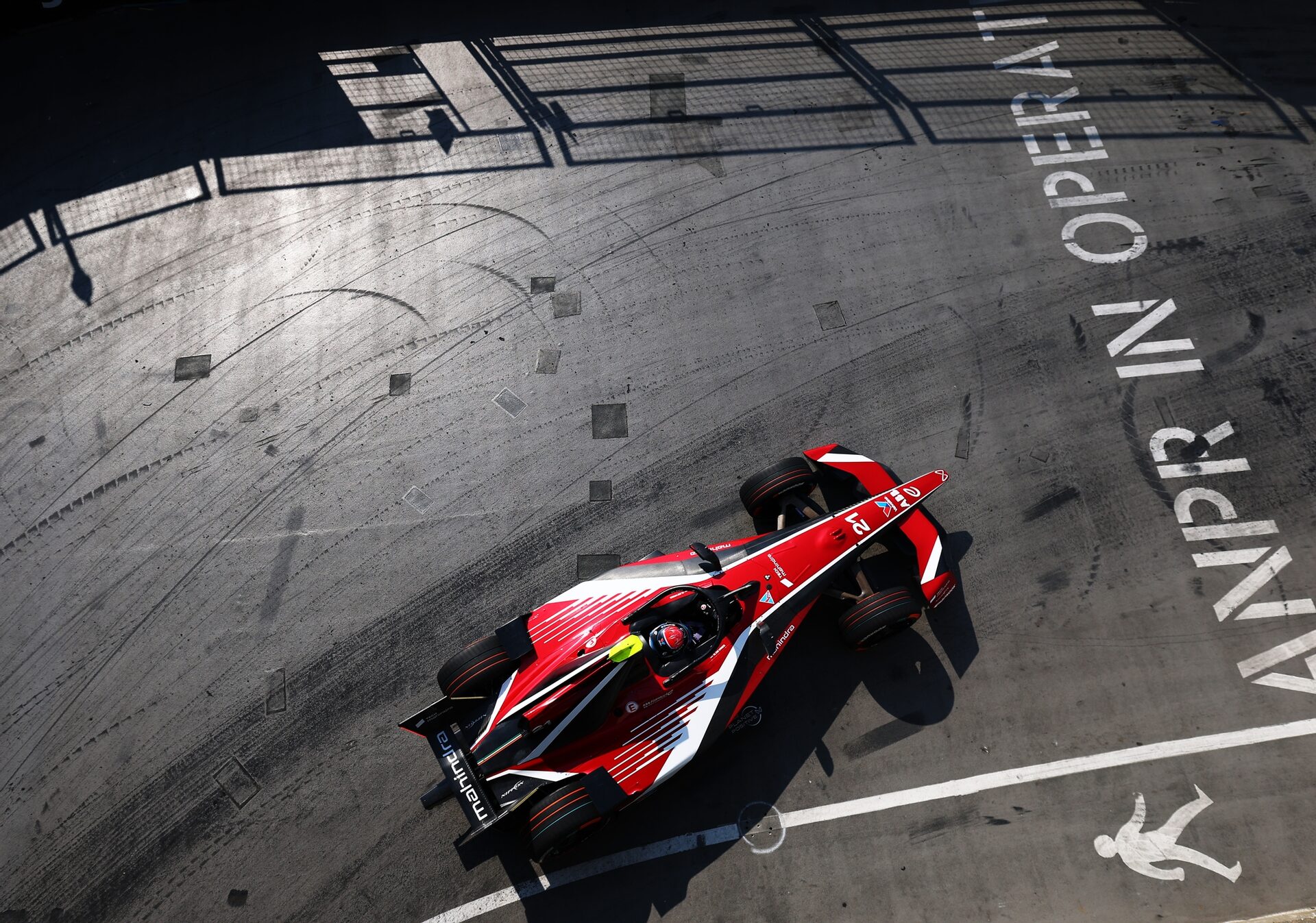 Nyck de Vries de los Países Bajos pilotando el (21) Mahindra Racing Mahindra M12Electro en pista dur