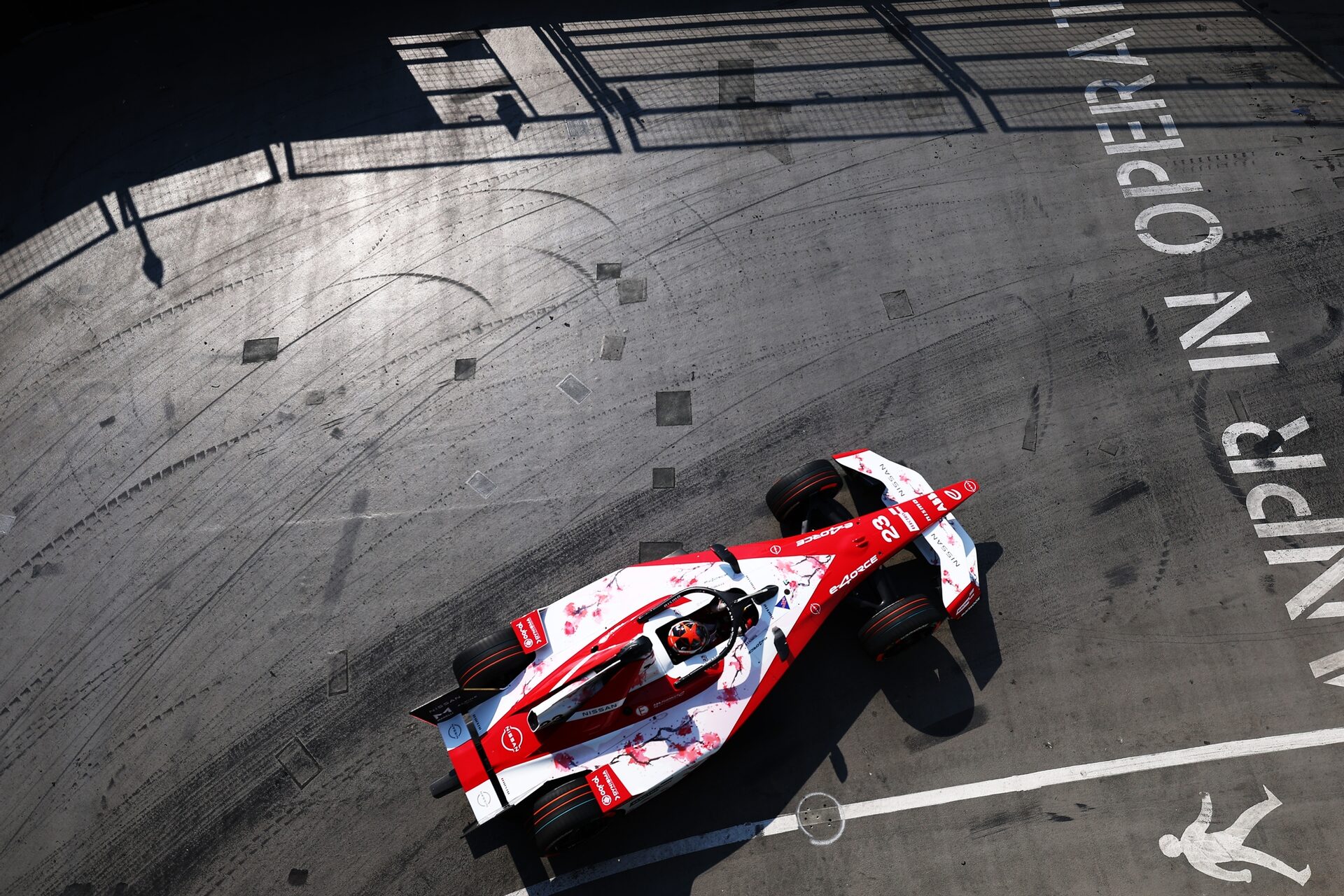 Norman Nato de Francia pilotando el (23) Nissan Formula E Team Nissan e-4ORCE 05 en pista durante la