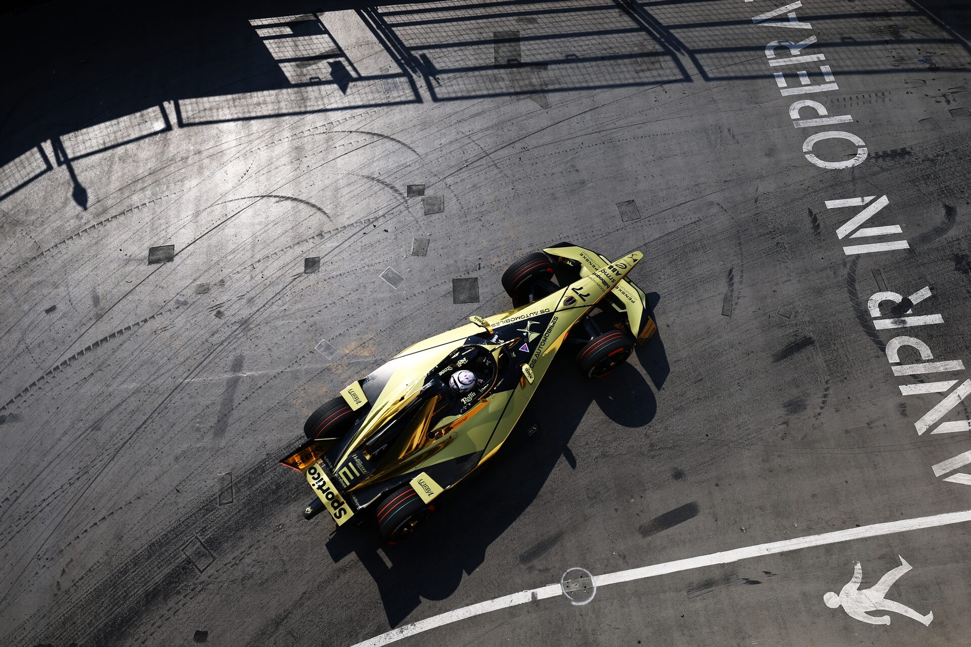 Taylor Barnard de Gran Bretaña pilotando el (77) DS Penske DS E-Tense FE25 en pista durante la sesió