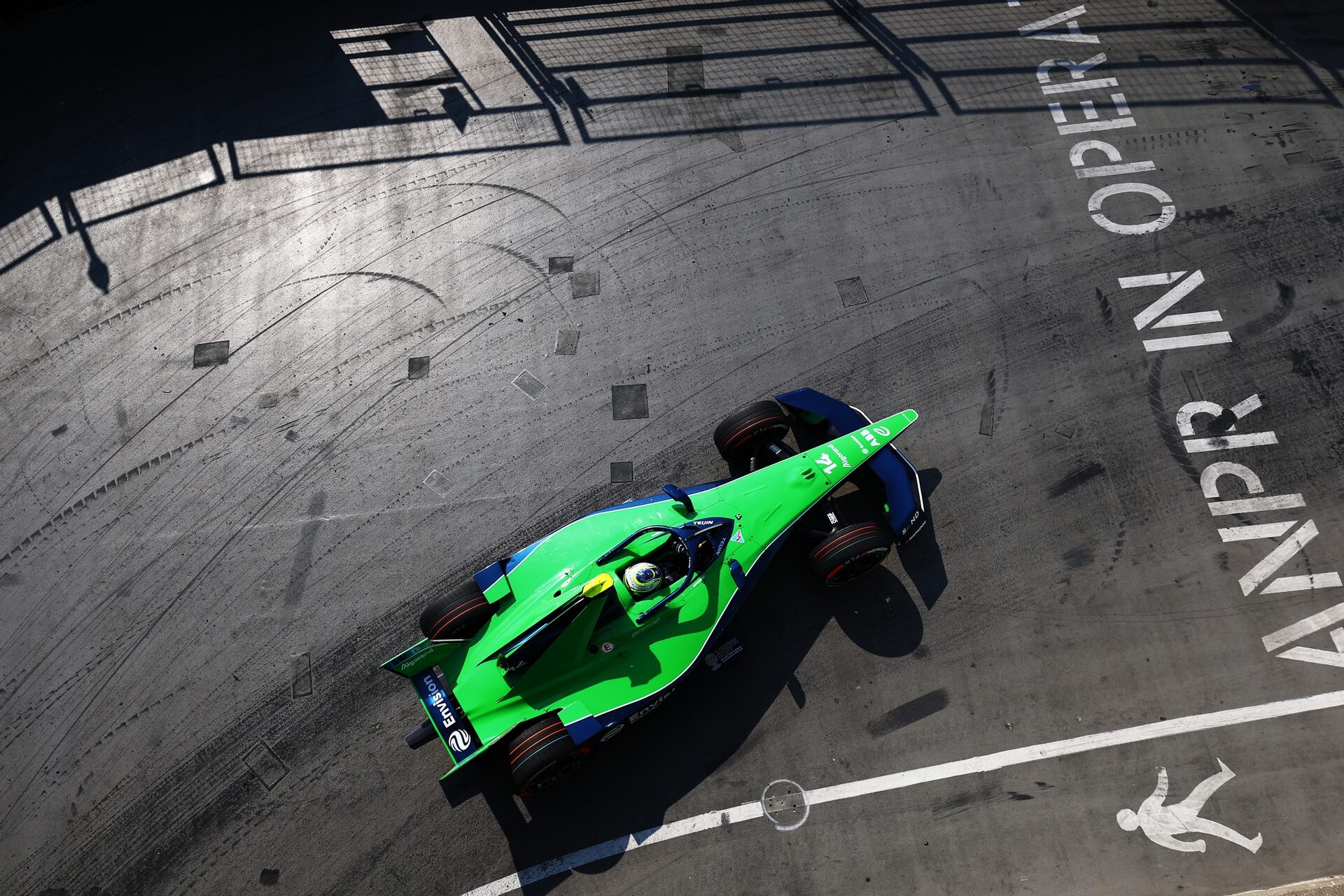 Joel Eriksson of Sweden pilotando el (14) Envision Racing Jaguar I-TYPE 7 en pista durante la sesión
