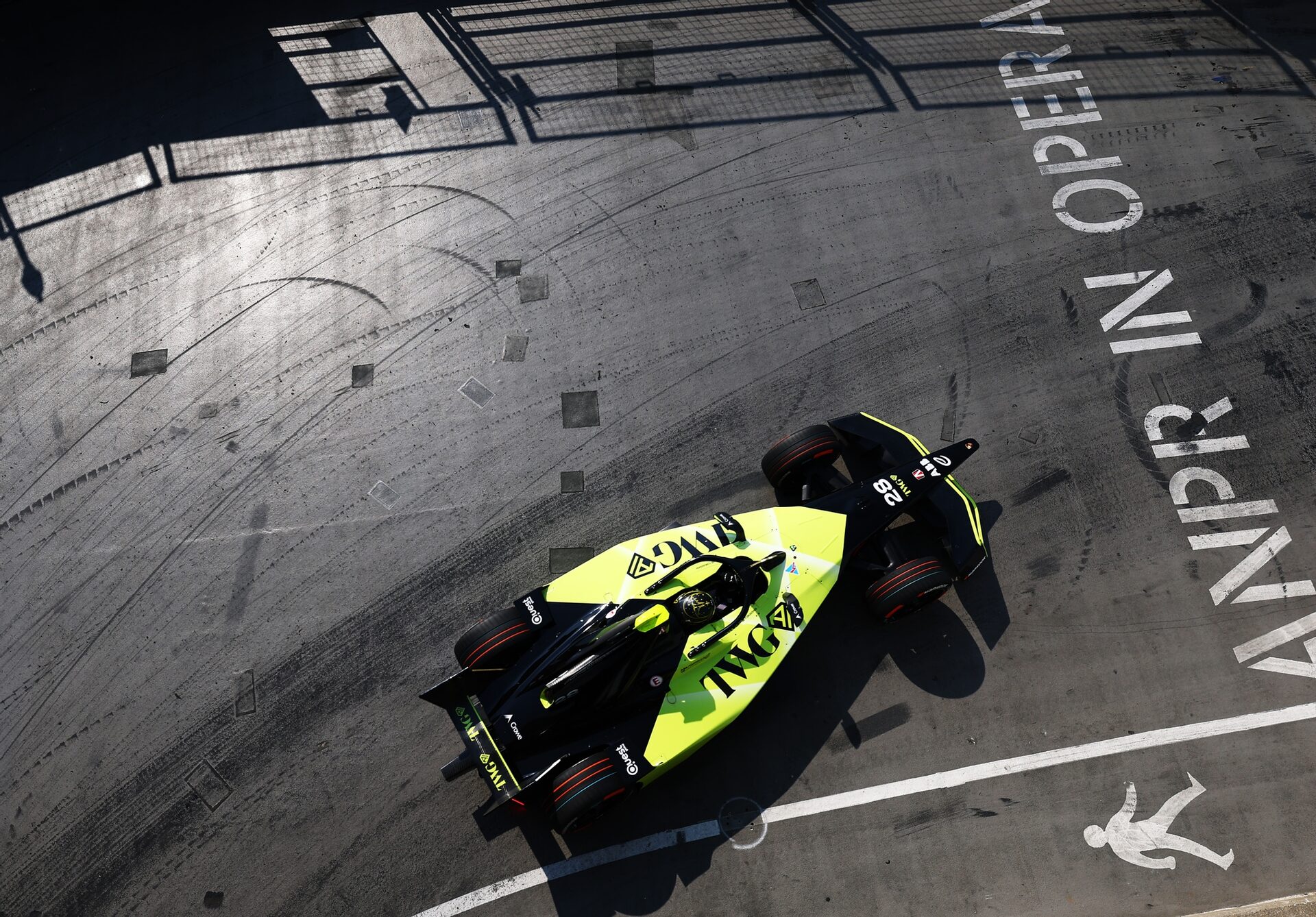 Felipe Drugovich de Brasil pilotando el (28) Andretti Formula E Porsche 99X Electric en pista durant