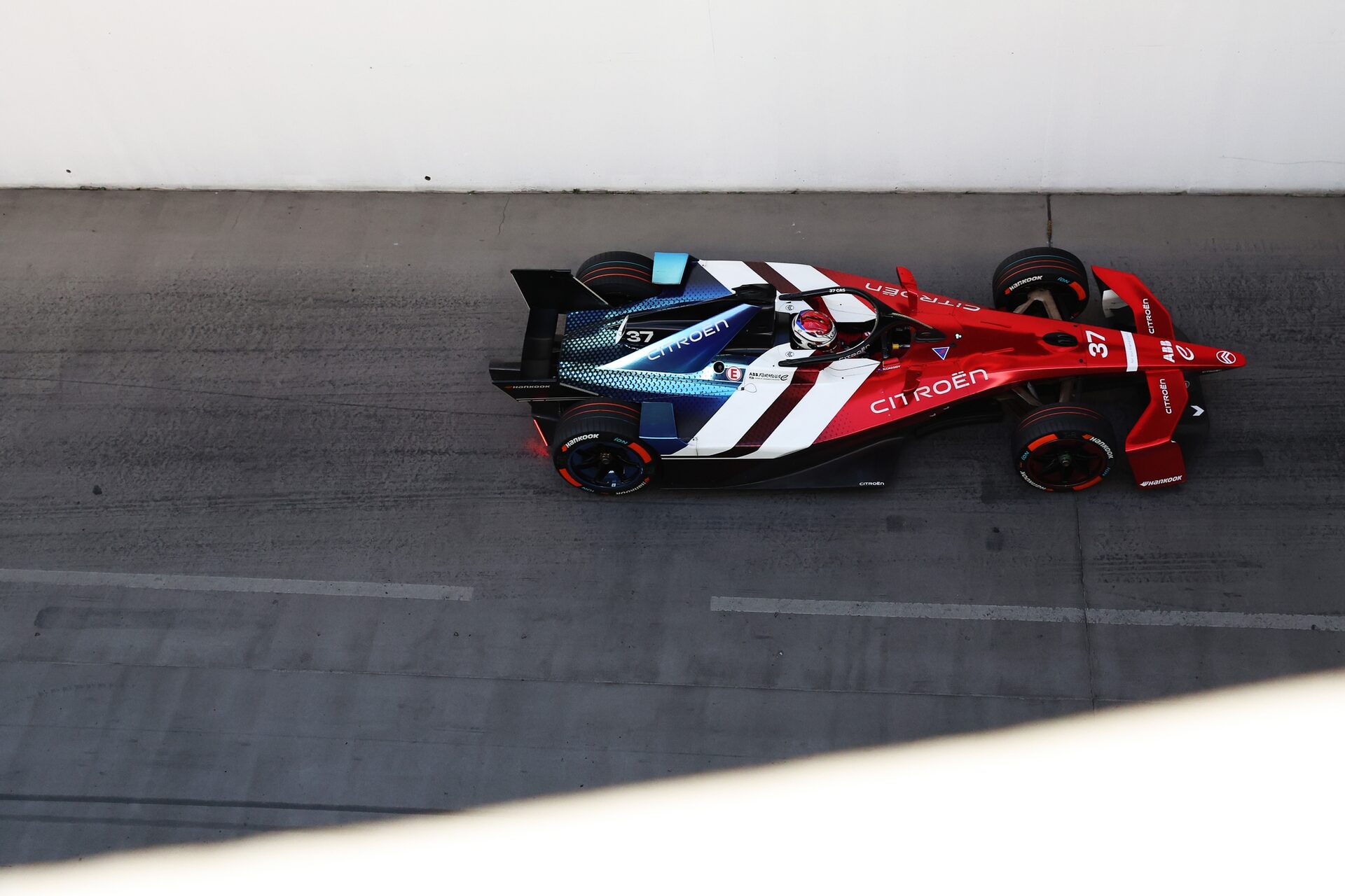 Nick Cassidy de Nueva Zelanda pilotando el (37) Citroen Racing e-CX en pista durante la sesión de en