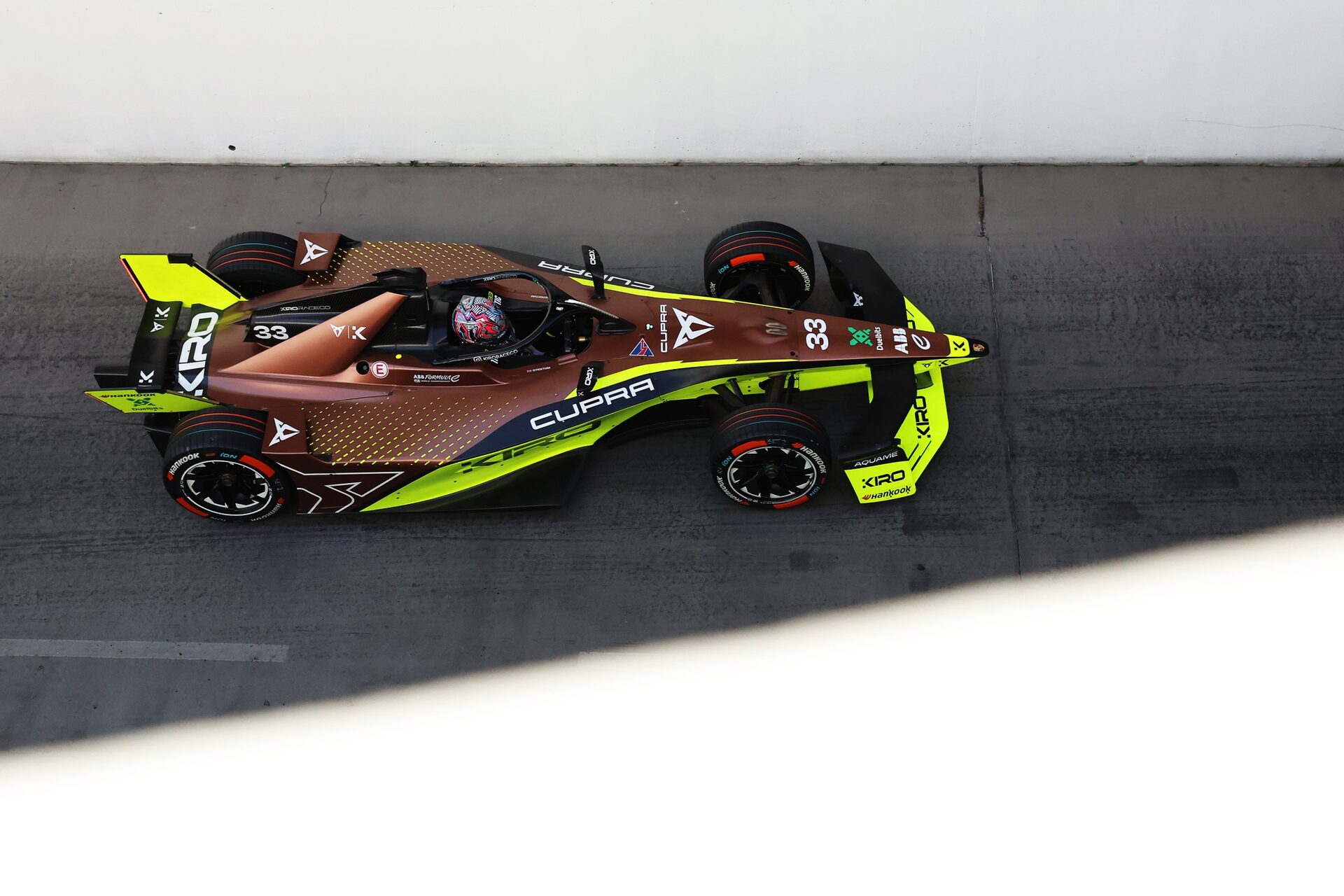 Dan Ticktum de Gran Bretaña pilotando el (33) CUPRA KIRO Porsche 99X Electric WCG3 en pista durante 