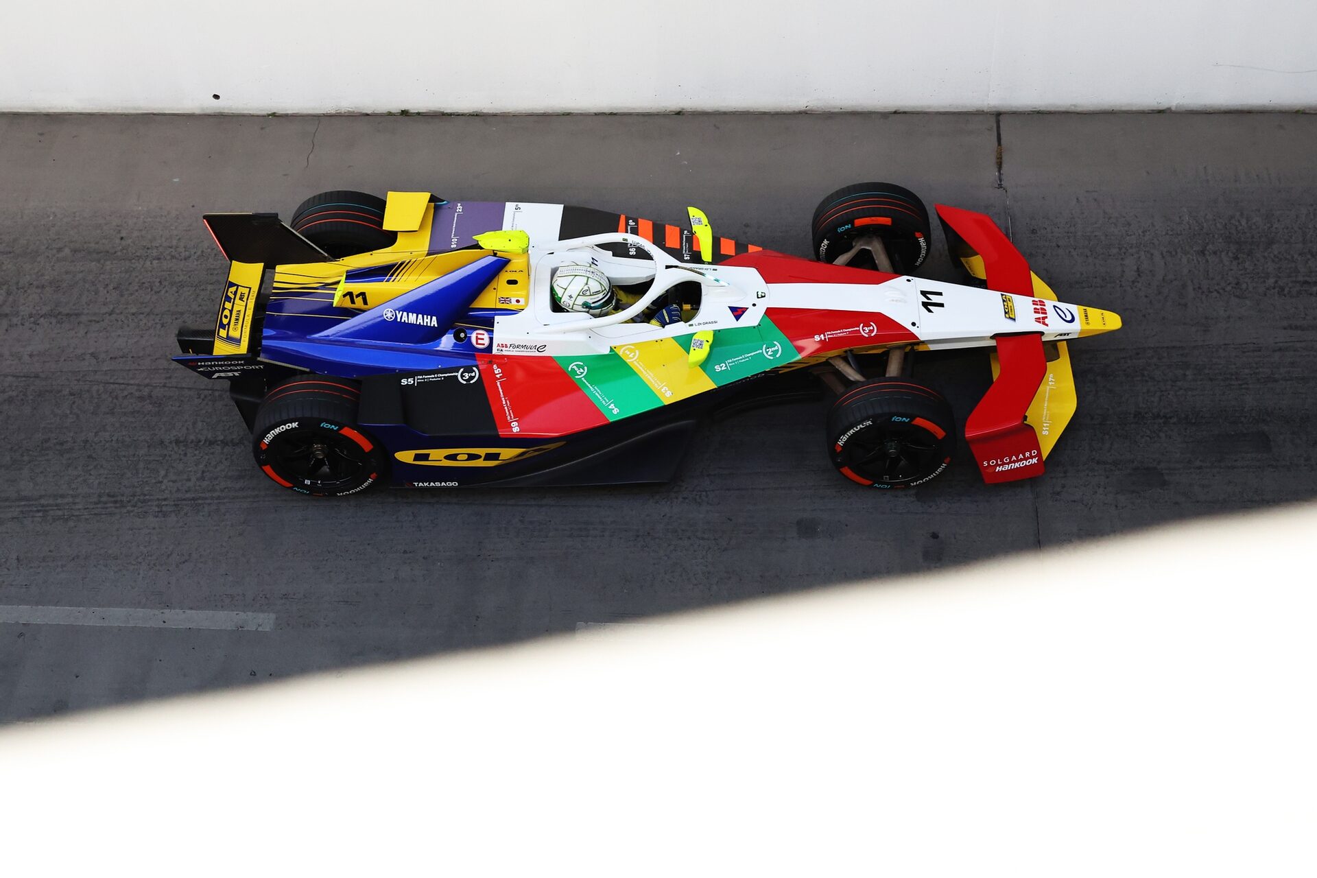 Lucas di Grassi de Brasil pilotando el (11) Lola Yamaha ABT Formula E Team Lola-Yamaha T001 en pista