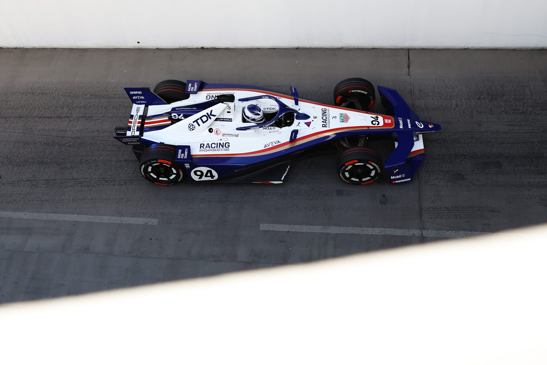 Pascal Wehrlein de Alemania pilotando el (94) Porsche Formula E Team Porsche 99X Electric en pista d