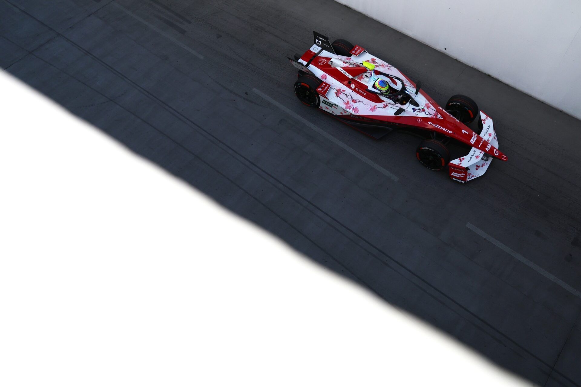 Oliver Rowland de Gran Bretaña pilotando el (1) Nissan Formula E Team Nissan e-4ORCE 05 en pista dur