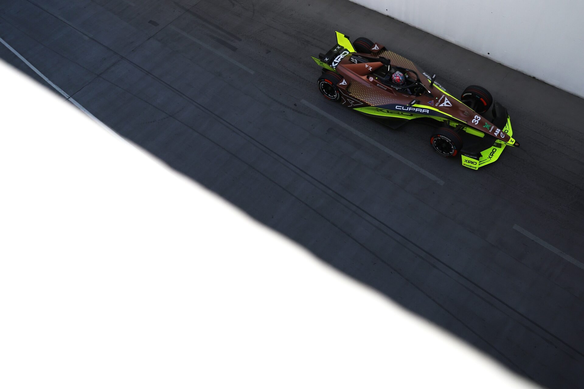 Dan Ticktum de Gran Bretaña pilotando el (33) CUPRA KIRO Porsche 99X Electric WCG3 en pista durante 