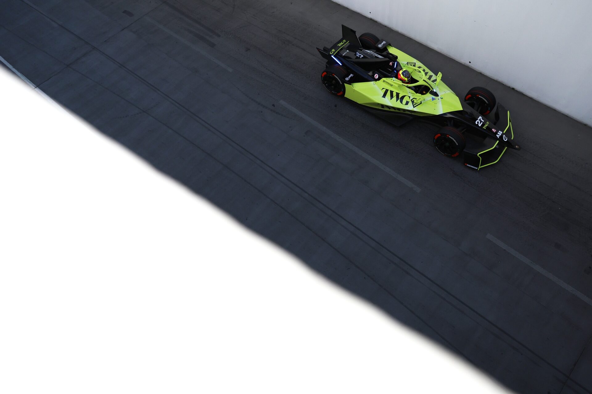 Jake Dennis de Gran Bretaña pilotando el (27) Andretti Formula E Porsche 99X Electric en pista duran