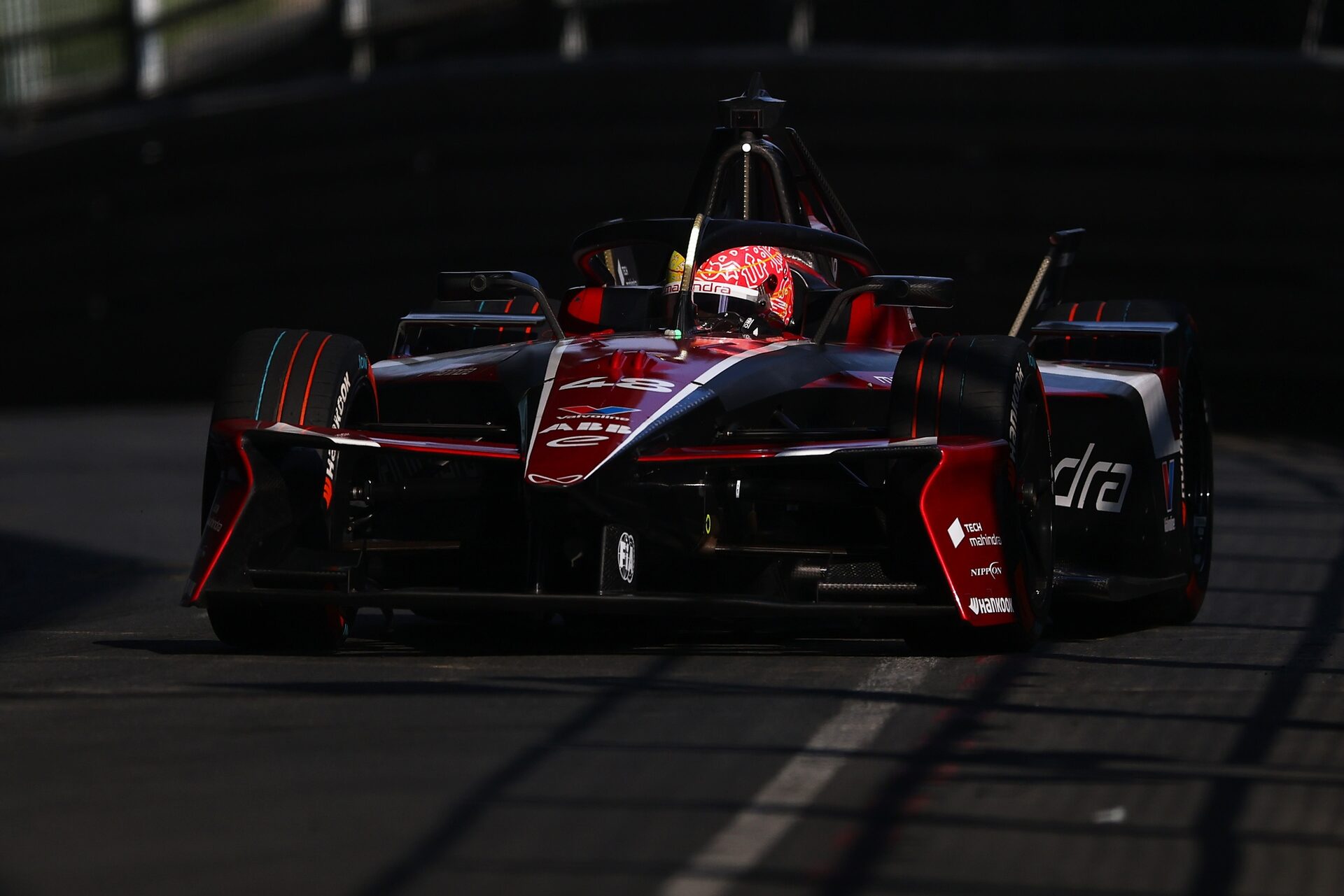 Edoardo Mortara de Suiza pilotando el (48) Mahindra Racing Mahindra M12Electro en pista durante la s