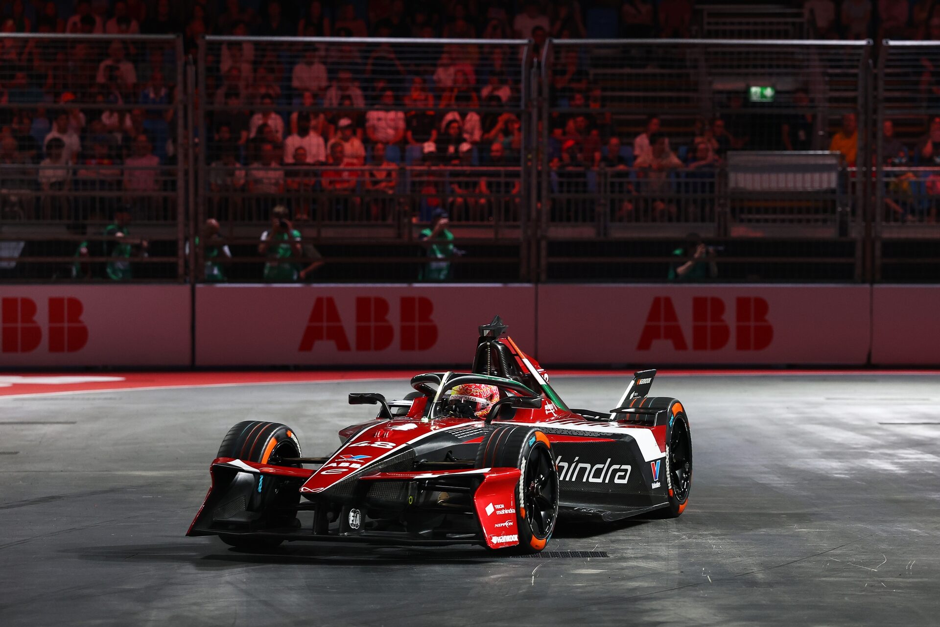 Edoardo Mortara de Suiza pilotando el (48) Mahindra Racing Mahindra M12Electro en pista durante el L