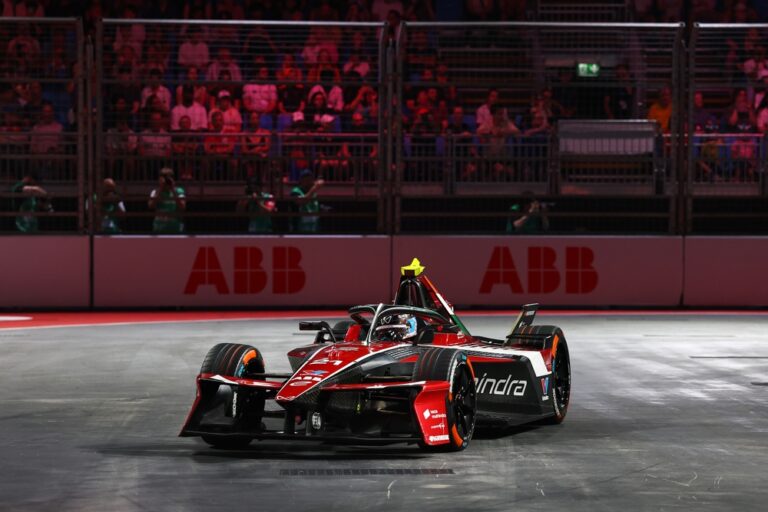 Nyck de Vries de Países Bajos al volante del Mahindra M12Electro #21 del equipo Mahindra Racing en pista durante el London E-Prix, decimosexta ronda del Campeonato Mundial de la Fórmula E 2026 en el ExCeL London. (Foto: Simon Galloway / LAT Images)