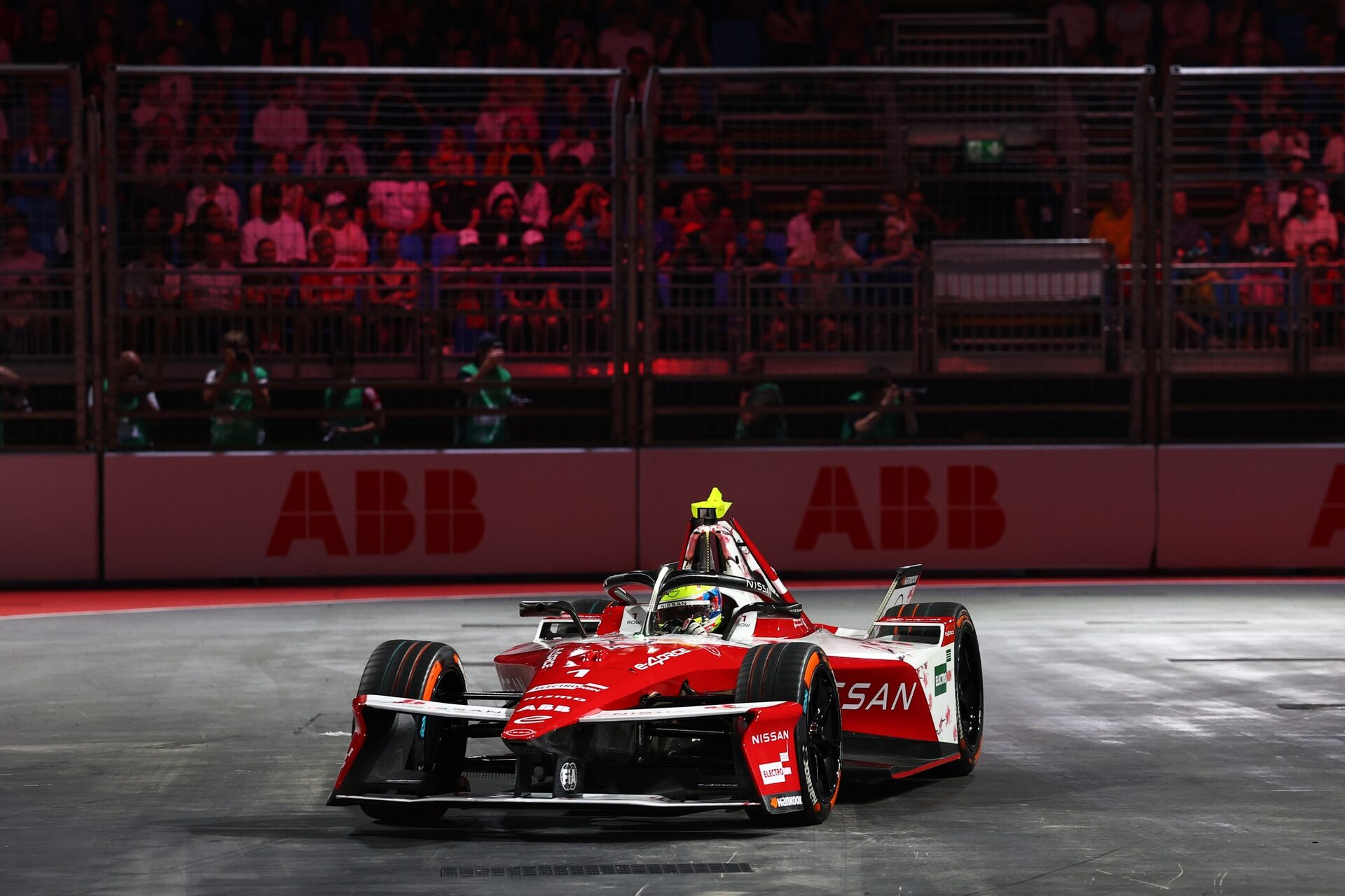Oliver Rowland de Gran Bretaña pilotando el (1) Nissan Formula E Team Nissan e-4ORCE 05 en pista dur
