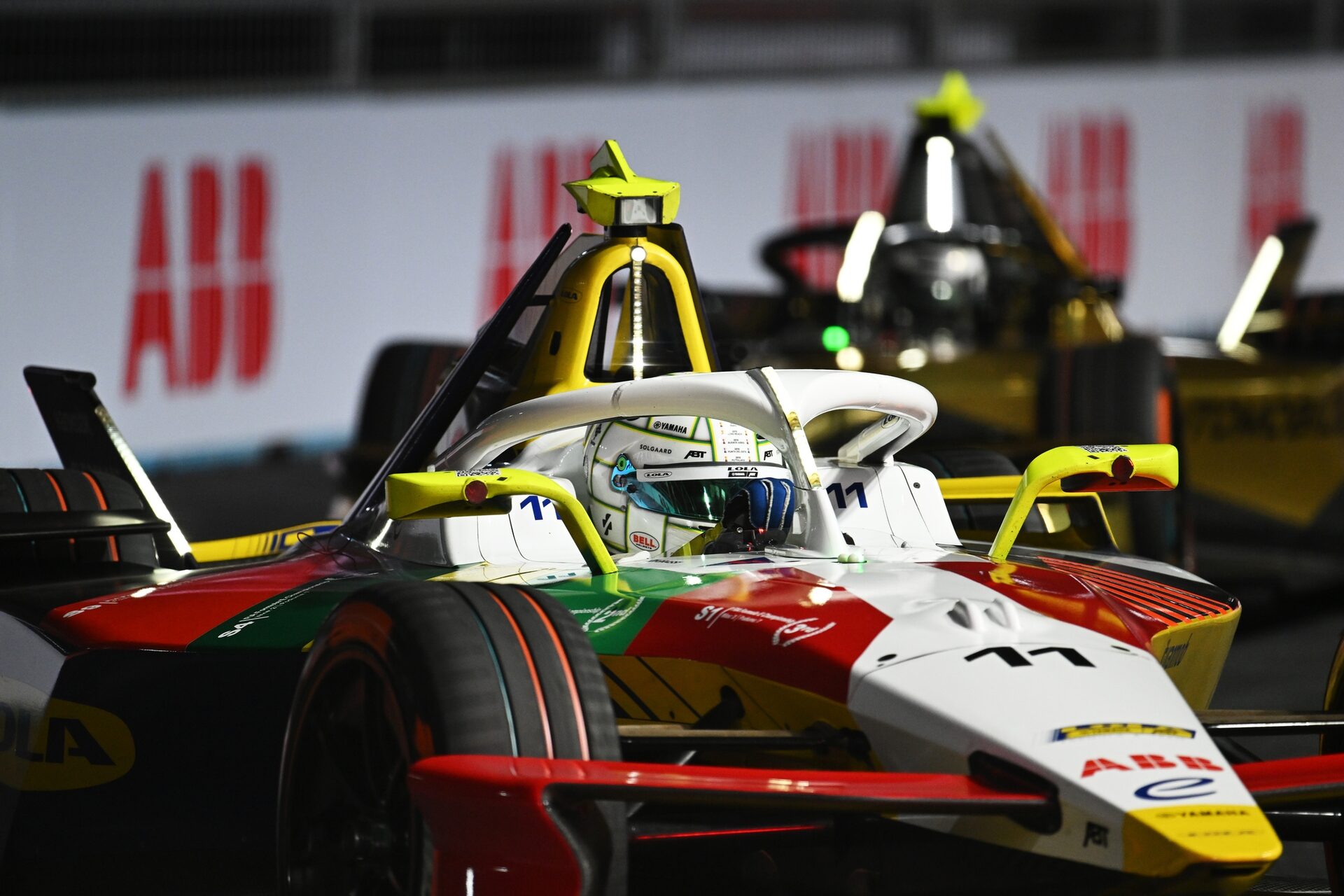 Lucas di Grassi de Brasil pilotando el (11) Lola Yamaha ABT Formula E Team Lola-Yamaha T001 en pista