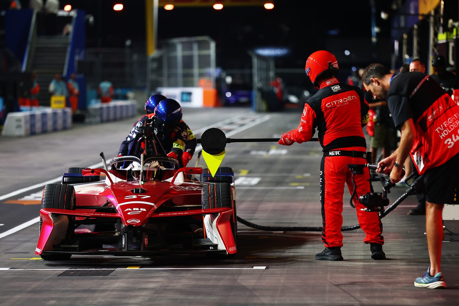 Nick Cassidy de Nueva Zelanda pilotando el (37) Citroen Racing e-CX realiza una parada en boxes dura